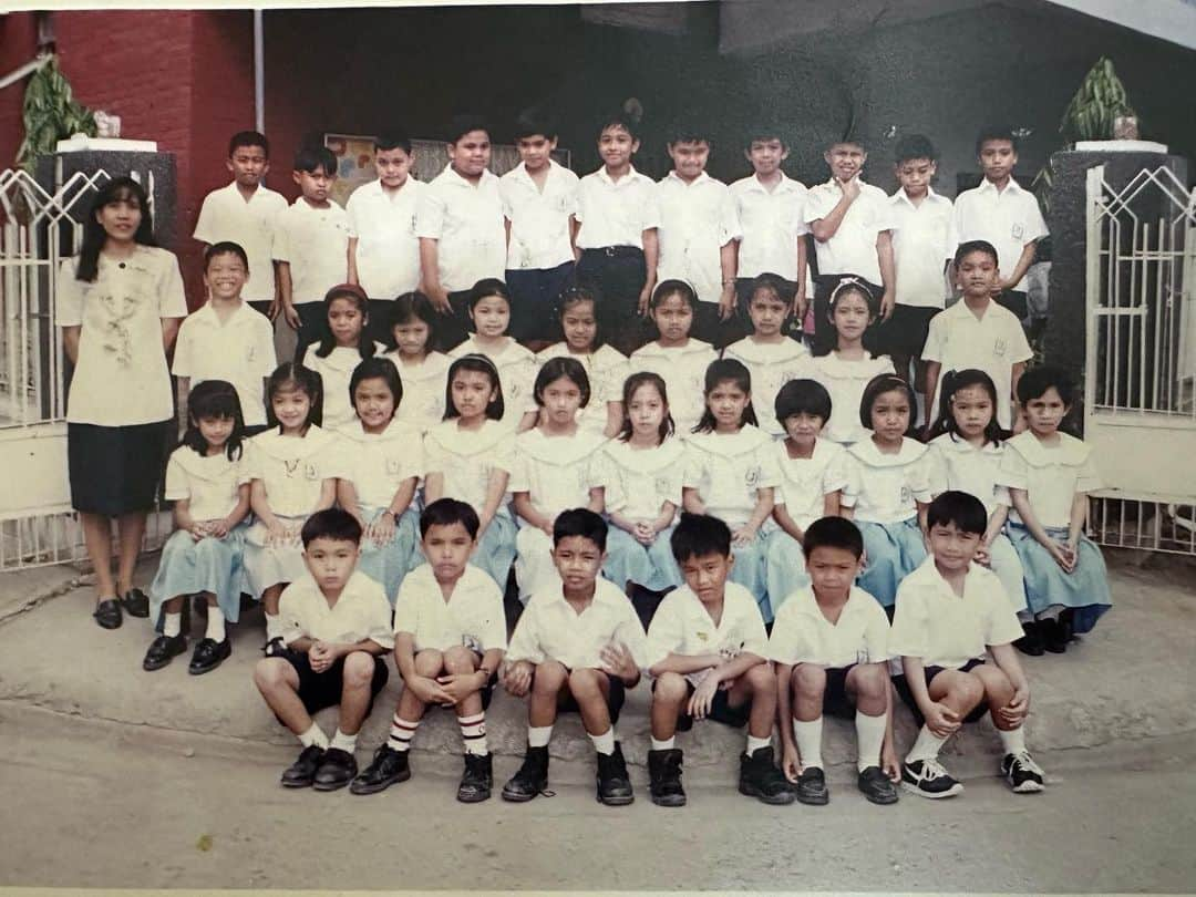 Alex Gonzagaさんのインスタグラム写真 - (Alex GonzagaInstagram)「Hanapin nyo ko.. yung manipis ang bangs at walang kilay 😂 Lahat ng childhood memories ko binalikan ko sa school!  #LinkinmyBio」6月3日 14時29分 - cathygonzaga