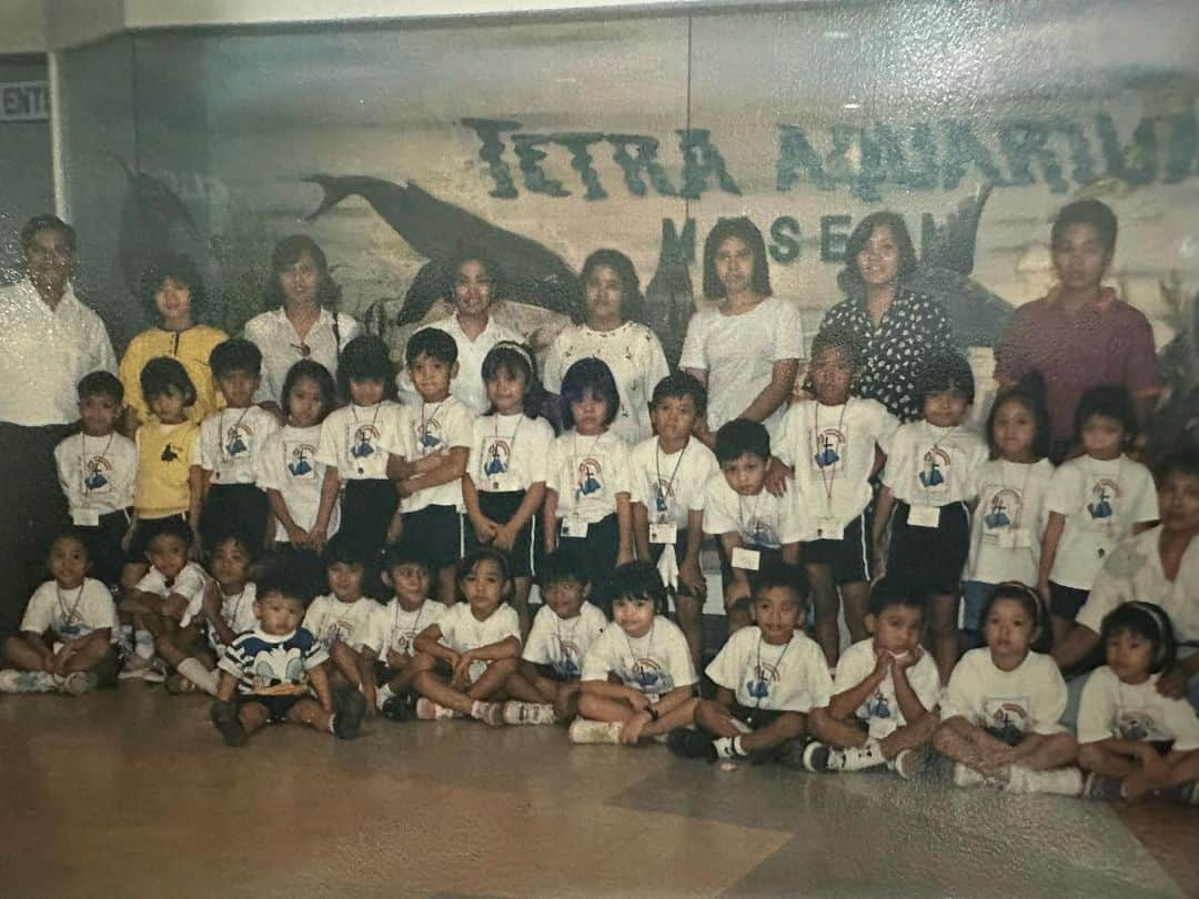 Alex Gonzagaさんのインスタグラム写真 - (Alex GonzagaInstagram)「Hanapin nyo ko.. yung manipis ang bangs at walang kilay 😂 Lahat ng childhood memories ko binalikan ko sa school!  #LinkinmyBio」6月3日 14時29分 - cathygonzaga