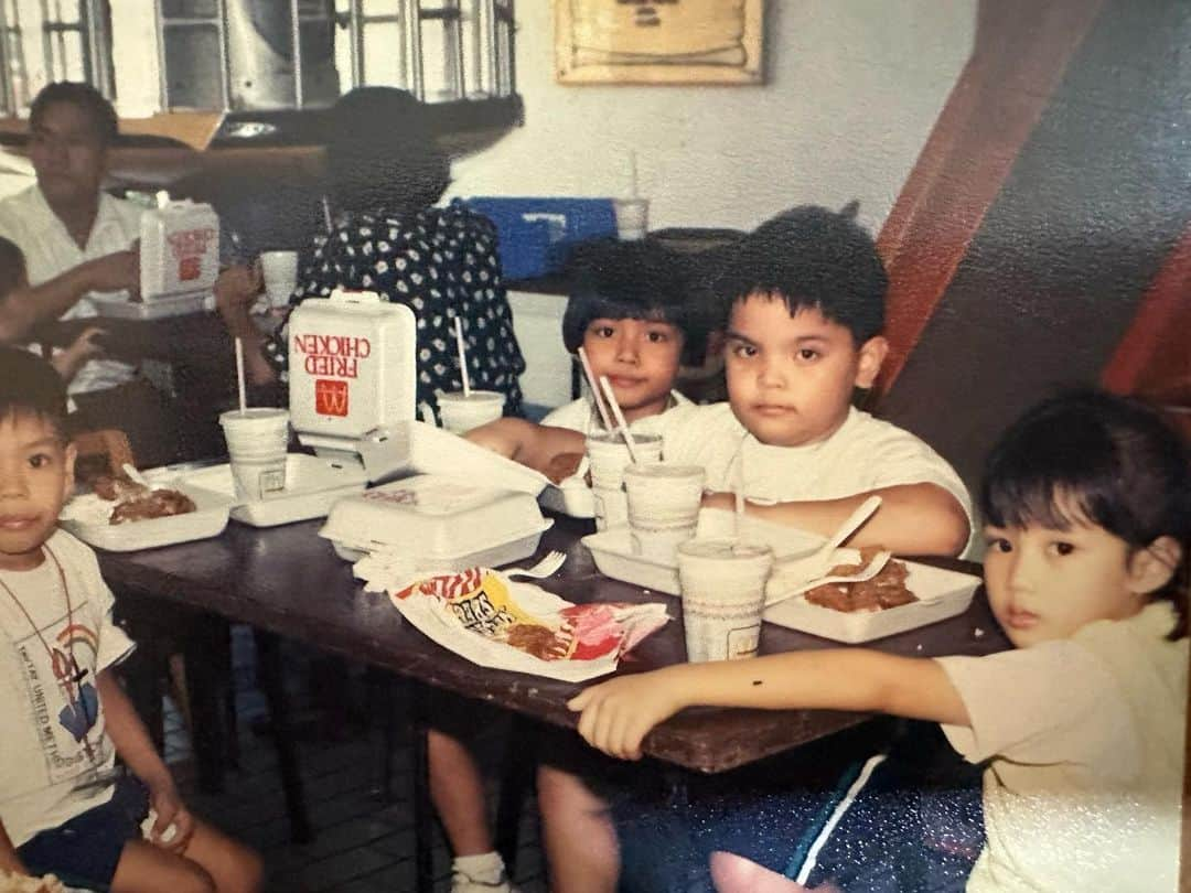 Alex Gonzagaさんのインスタグラム写真 - (Alex GonzagaInstagram)「Hanapin nyo ko.. yung manipis ang bangs at walang kilay 😂 Lahat ng childhood memories ko binalikan ko sa school!  #LinkinmyBio」6月3日 14時29分 - cathygonzaga