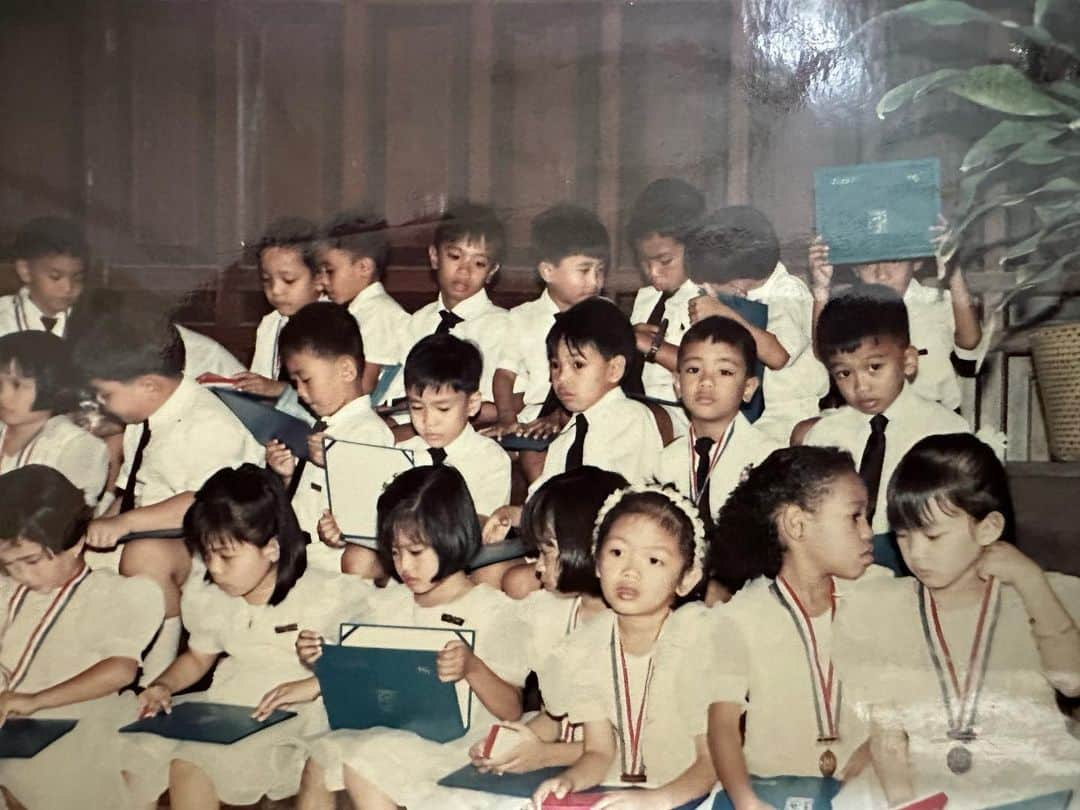 Alex Gonzagaさんのインスタグラム写真 - (Alex GonzagaInstagram)「Hanapin nyo ko.. yung manipis ang bangs at walang kilay 😂 Lahat ng childhood memories ko binalikan ko sa school!  #LinkinmyBio」6月3日 14時29分 - cathygonzaga