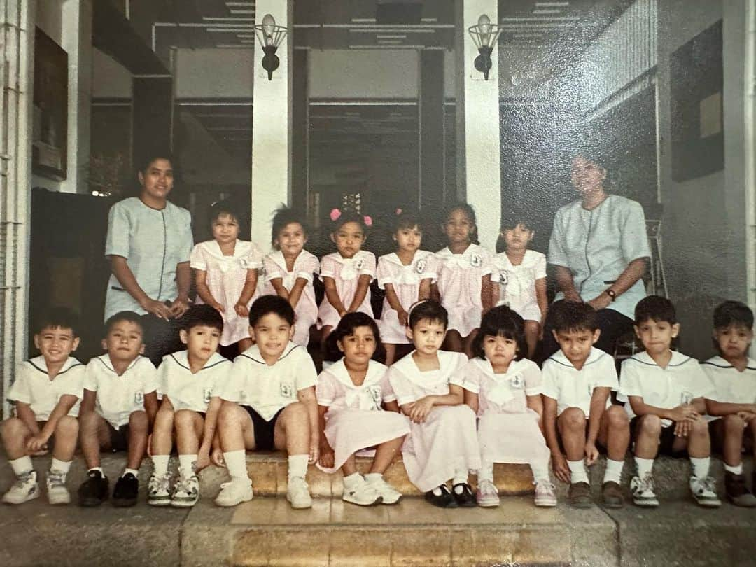 Alex Gonzagaさんのインスタグラム写真 - (Alex GonzagaInstagram)「Hanapin nyo ko.. yung manipis ang bangs at walang kilay 😂 Lahat ng childhood memories ko binalikan ko sa school!  #LinkinmyBio」6月3日 14時29分 - cathygonzaga