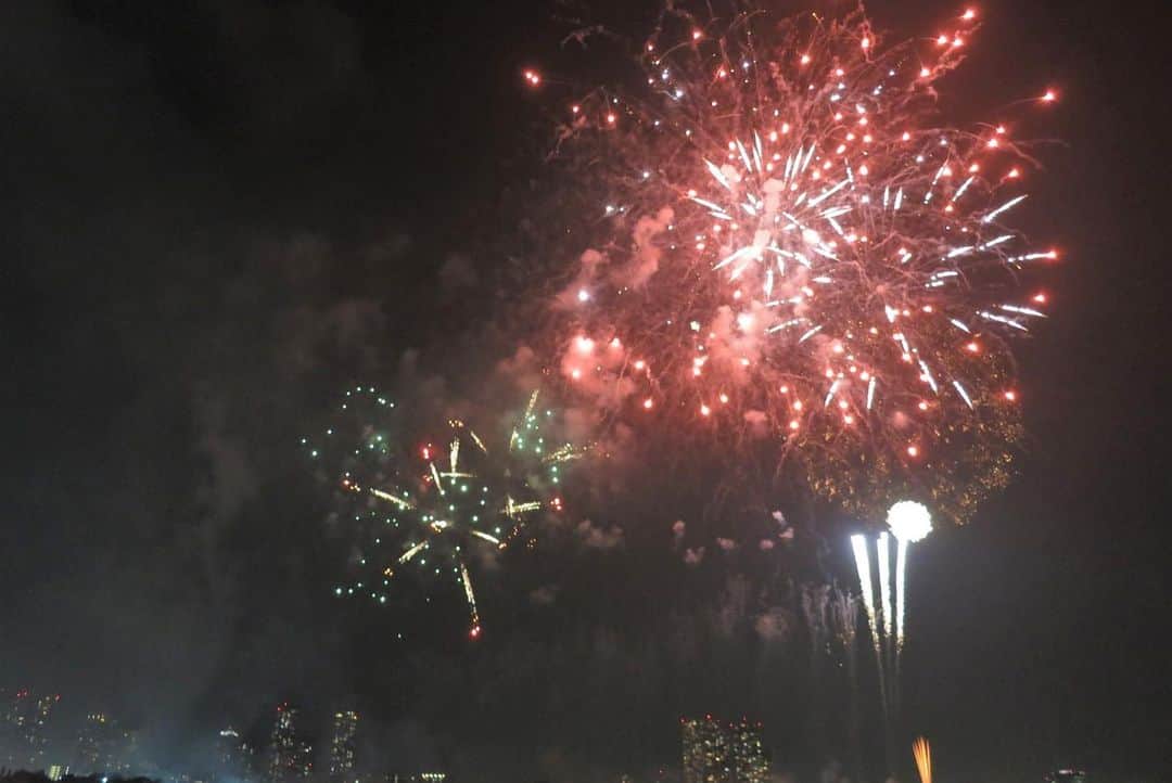 アニバーサリークルーズさんのインスタグラム写真 - (アニバーサリークルーズInstagram)「毎年6月2日は横浜開港祭の花火イベント「ビームスペクタクルinハーバー」が開催されます🎆  残念ながら今年はみなさんもご存知の通り、 荒天のために花火が中止になってしまいました。  が！ 夏の始まりを合図してくれる開港祭花火大会、 過去のお写真をご紹介いたします📸！  「ビームスペクタクルinハーバー」は 打ち上げ花火だけでなくレーザー光線や音の演出を 組み合わせた、まるでショーのような演出が魅力的✨  ぜひ来年こそは観覧したいですね💐  7月以降、横浜の花火大会では  ・スパークリングトワイライト 　（公式サイトより開催検討中とのこと）  ・7月31日(月) 　みなとみらいスマートフェスティバル ⭐️開催決定  が船上からご覧いただけます。  貸切花火クルージングの予約開始の際には またHP等でお知らせいたします🎆  詳しくは @anniversary_cruise ⇨URLより  ＿＿＿＿＿＿＿＿＿＿＿＿  東京・横浜・千葉の貸し切りクルージングは年間2,000以上のクルーズ実績がある「アニバーサリークルーズ」にお任せください🚢〰︎  70隻から選べる完全オーダーメイドの特別なクルージングで「特別な体験」してみませんか？  お問い合わせはお気軽にどうぞ💁‍♀️  ＿＿＿＿＿＿＿＿＿＿＿＿  #アニバーサリークルーズ #anniversarycruise #船上BBQ #スカイツリー #東京観光 #横浜観光  #みなとみらい #赤レンガ倉庫 #開港祭 #横浜開港祭  #オーダーメイドクルーズ #船上パーティー #東京湾クルーズ  #クルーズ #横浜クルーズ  #クルージングディナー #クルージングパーティー  #花火大会 #花火 #花火大会デート #花火デート #懇親会 #同窓会 #特別な時間  #fireworks #yokohama #minatomirai」6月3日 14時29分 - anniversary_cruise