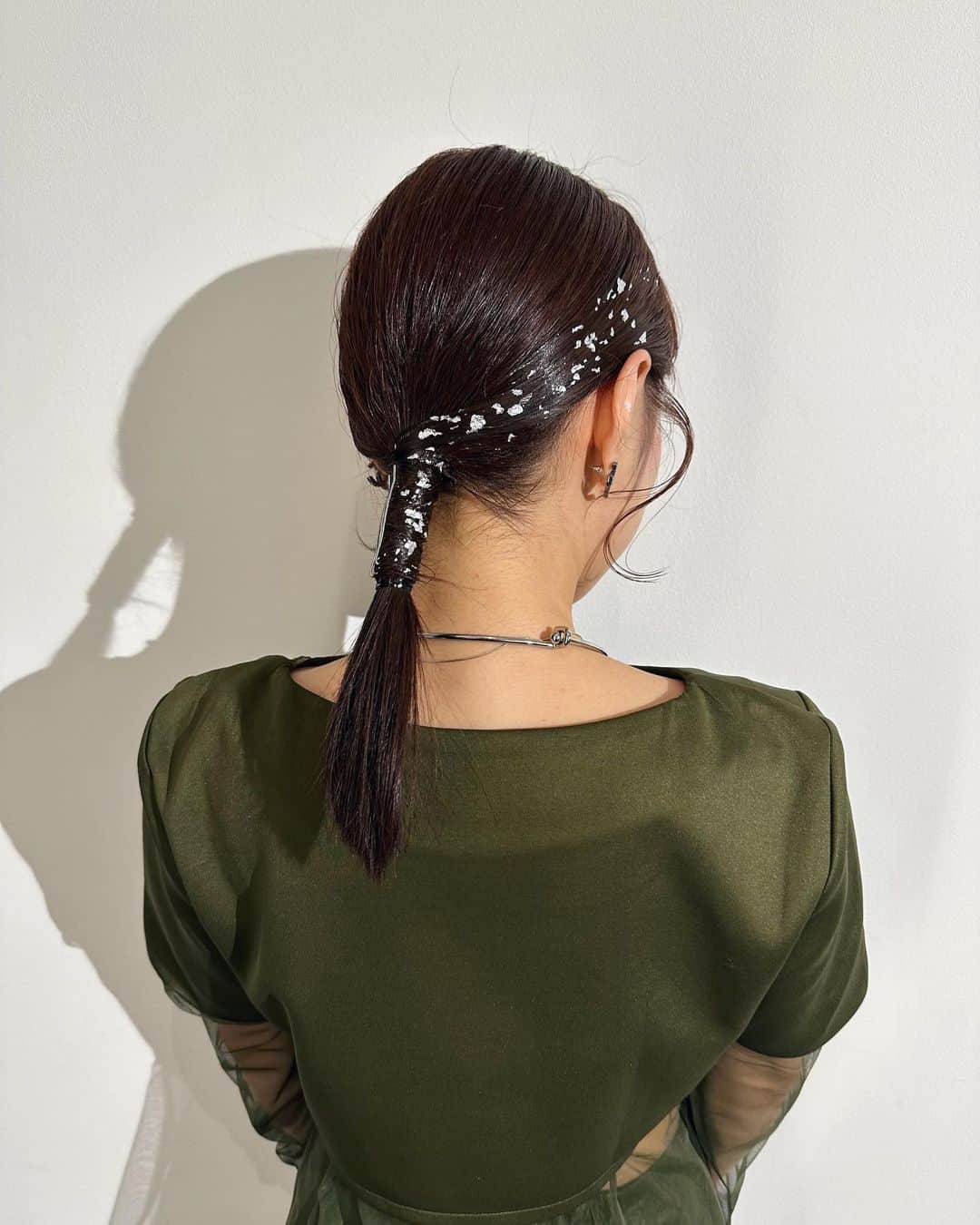 sayocoのインスタグラム：「このまえの結婚式お呼ばれヘアセット🤍 かわいい銀箔付けてもらった☺️ @sh_iiiiio さんいつもありがとうございます🙏🩷 #結婚式ヘアアレンジ  #お呼ばれヘア  #銀箔ヘア  #タイトポニー」