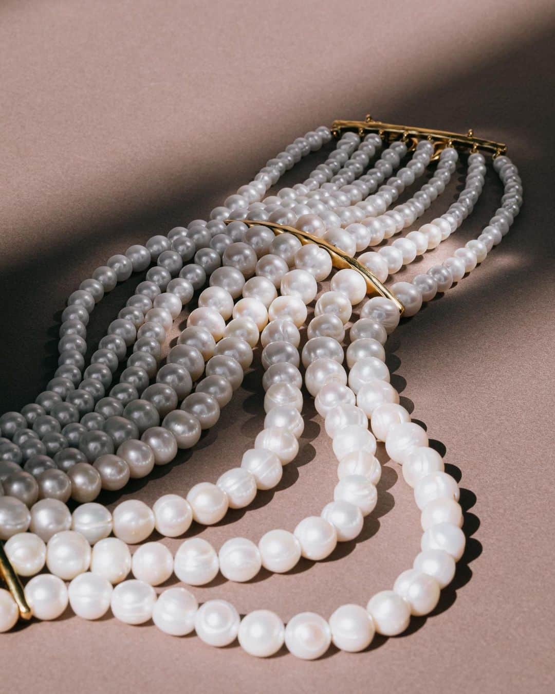 グーセンス パリのインスタグラム：「Modern river of pearls to shine on special occasions and treasure forever.  #goossensparis」