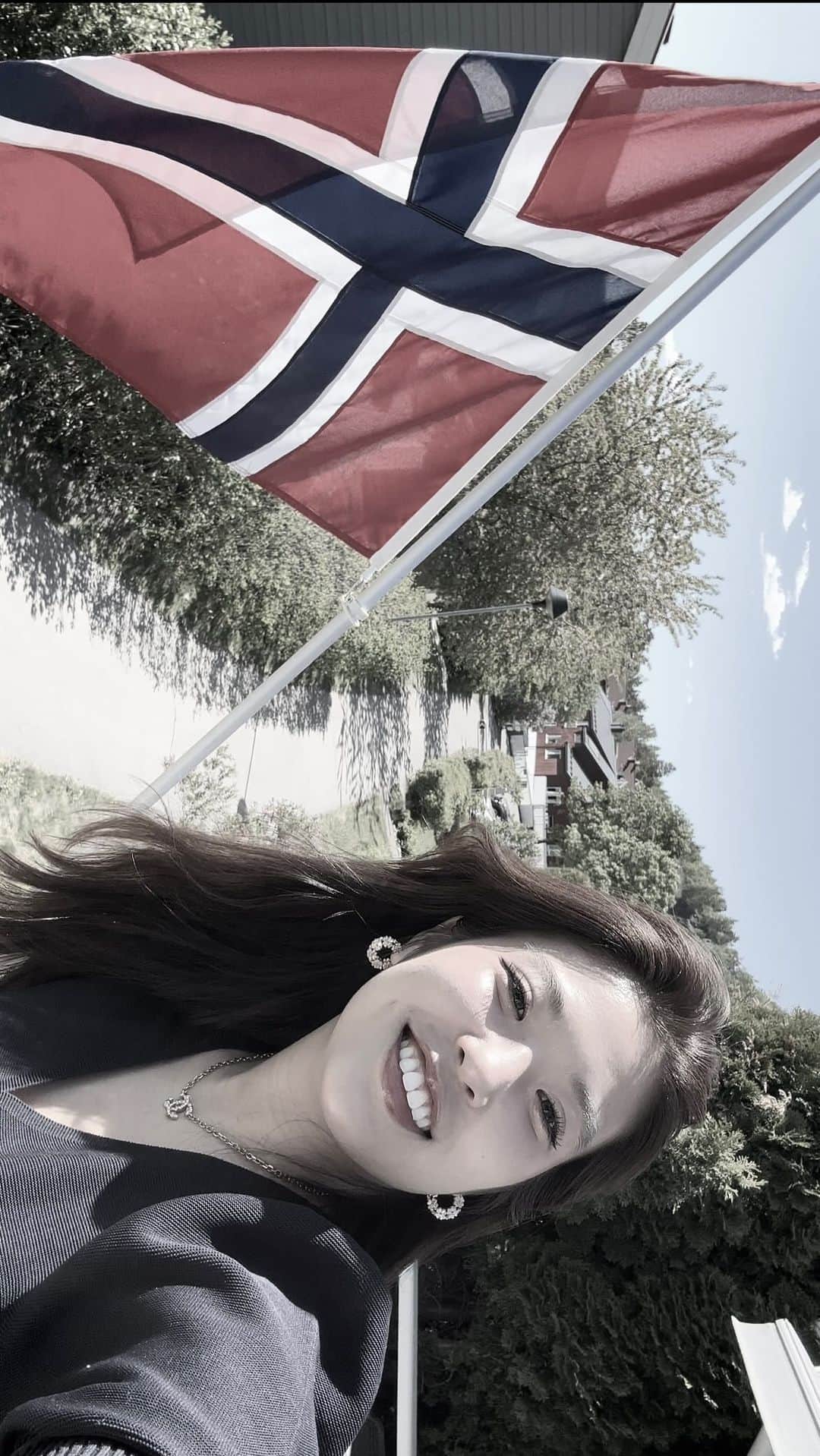 のインスタグラム：「お誕生日の人がいるお家のバルコニーには国旗を飾るらしい☺️🎂🇳🇴朝起きたら飾ってあった！外からお誕生日おめでとぉ〜！って聞こえるたびにやけてしまう。この歳になっても嬉しいものは嬉しい( ◠‿◠ )31さいになりました。」