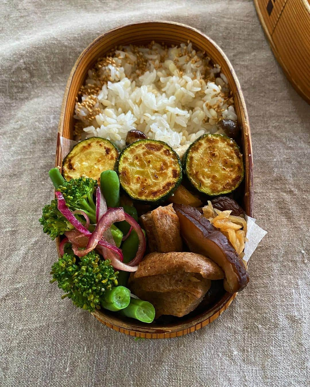 aomojiのインスタグラム：「今日の弁当  ズッキーニしめじソテーパルメザンチーズがけ 茹でいんげんとブロッコリーにむさらき玉ねぎのバルサミコ酢漬け和え 干し椎茸と切り干し大根と車麩の煮つけ もち麦入りご飯炒りごまがけ  #お弁当#曲げわっぱ弁当 #曲げわっぱ #サラメシ弁当 #大館曲げわっぱ #暮らし#常備菜弁当 #obento #lunchtime #lunch #lunchbox #yummy #japanesefood #foodstagram #homemade #handmade #life #foodporn #aomojibento」