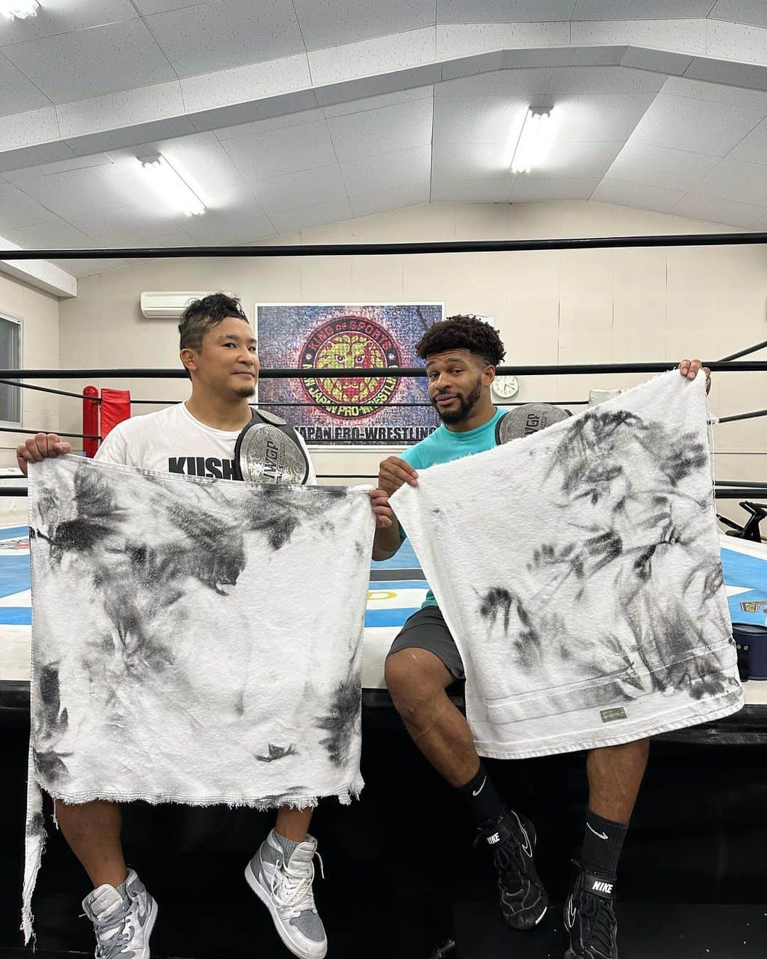 KUSHIDAのインスタグラム：「IWGP Jr.タッグ王座 ピカピカになりました✨ 明日は大阪城ホールで試合です。」