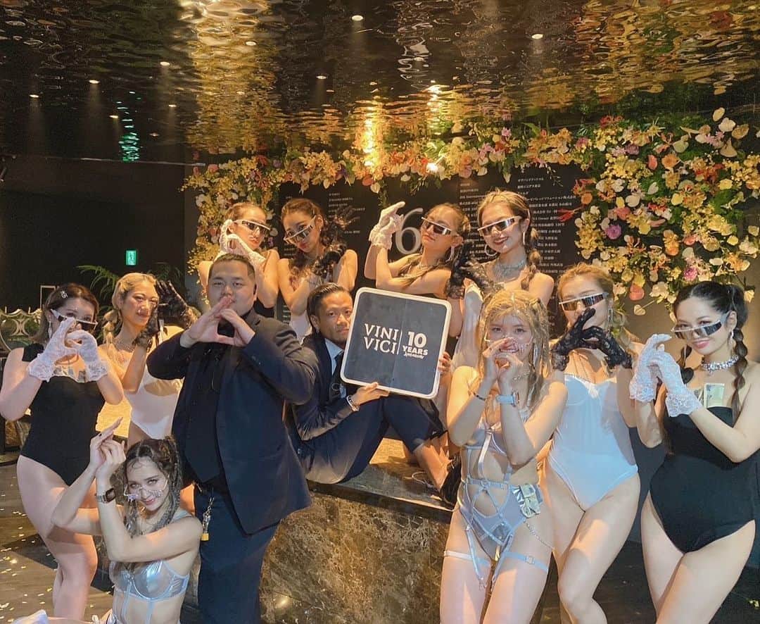のインスタグラム：「TK Night Club 6周年おめでとうございます㊗️ かれこれ6年間お仕事させていただいてる✨✨ 小学校全部やん！ シャンパンガールという職業が全く流行っていなかった時から ずっと力をいれてきて、 気付いたらこんなに大部隊のビジネスになり 可愛い仲間もたくさん増えました❤️ いつも支えてくださるみなさまありがとうございます💖 感謝の気持ちをもって これからもばちばちパーティーしましょーーーー🔥  あえーーーやっ #ビニビチ 最高すぎました #日本一可愛いシャンパンガール」