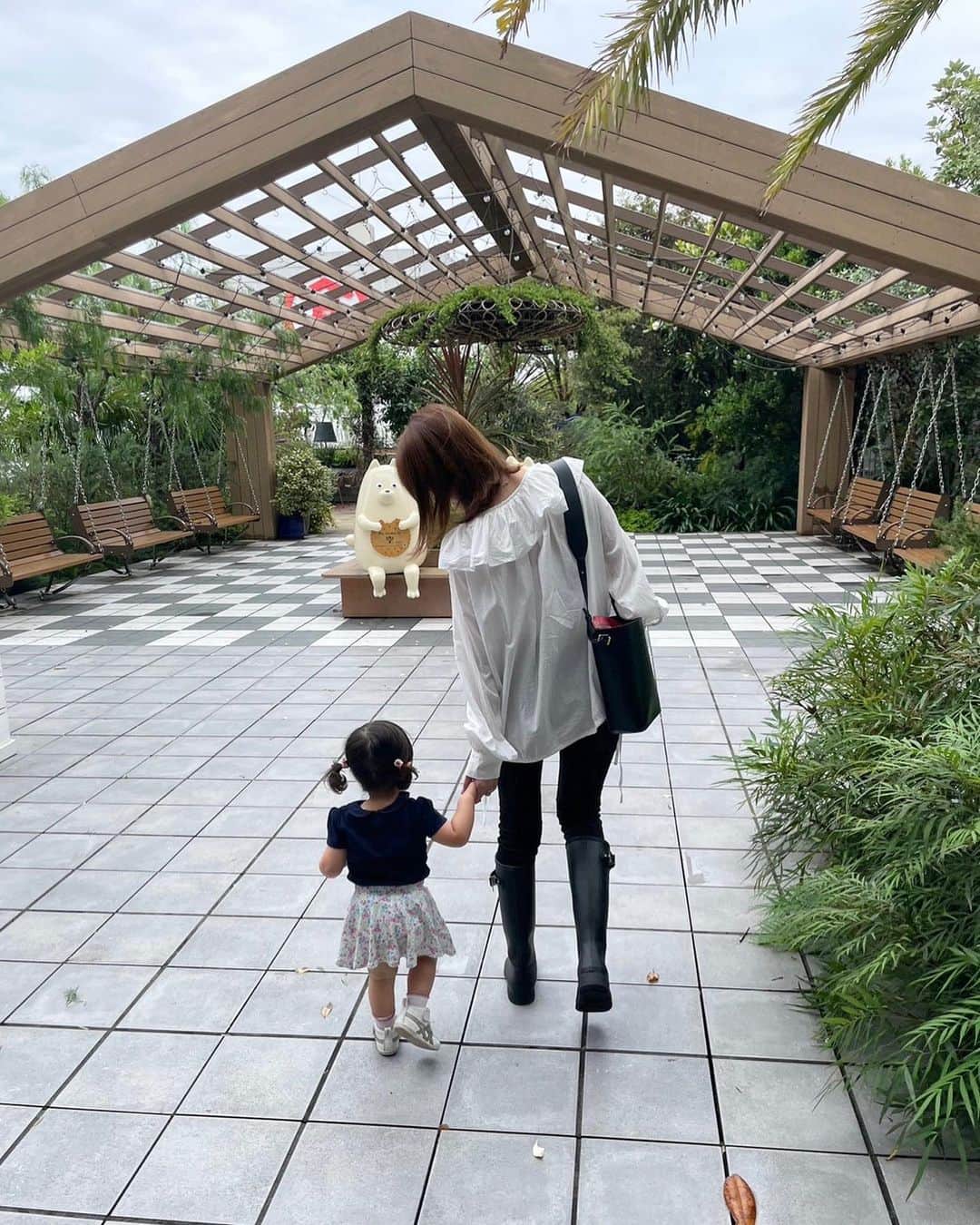 多岐川華子のインスタグラム：「幼馴染とその子供ちゃんと会えた日！ 久しぶりだったから嬉しかった☺️  お散歩の時、 「はなちゃん！」って手を出してきて可愛すぎた。メロメロ〜  最高の時間をありがとう☺️」