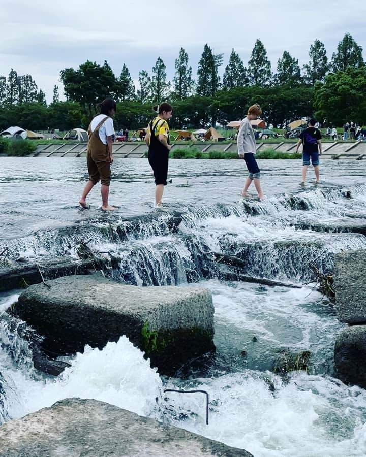 大和未知のインスタグラム：「ビートルズのジャケット✖️【ウユニ塩湖】っぽいの、 撮れました✨✨✨ 先週の『河ランチ』にて🍗  スキマ時間の使い方をうまくしたら、遊び回数がある時からぐーっと増えました✨✨✨  具体的には… スケジュール魔神 メモ魔神 をうまく利用してる💡  ┈┈┈┈┈✂︎  こんな瞬間が懐かしいと思う日が来るかなぁ👀  ゆっくりと色んな経験を楽しみだよね🌈  #備忘録✍️  #デイキャンプ #ランチバーベキュー #新しい家族のかたち #DINKS夫婦 #子なし養育 #ミドフォーライフ　#甥から繋がる子供たち #dinks #子なし  #養育サポート勉強中 #親子じゃないくても親になれる #ホットファミリー #養育家庭学び中 #３家族で育てる #みんなで育てる #子育て #新しい子育て」