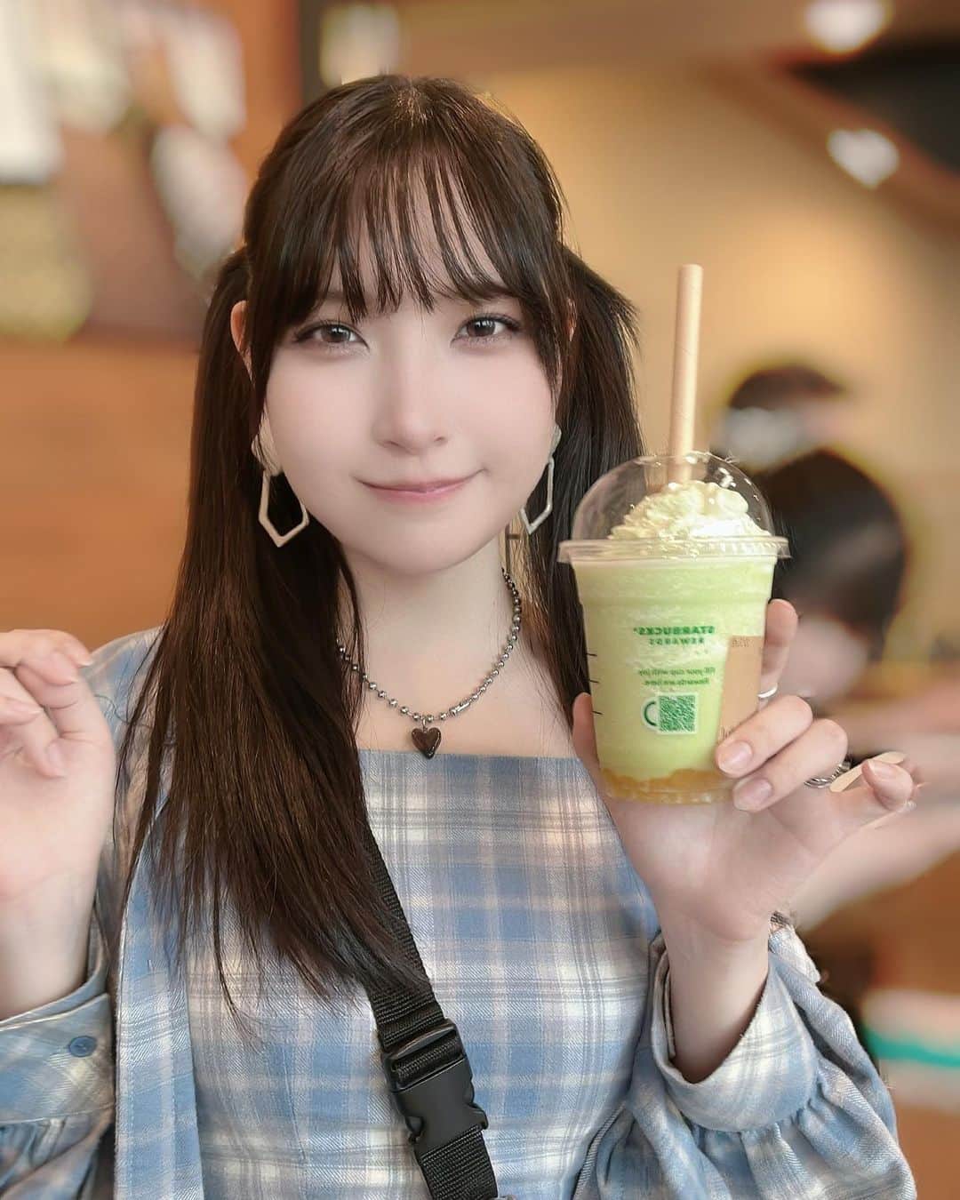 あまつ様のインスタグラム：「🍈 ⁡ ⁡ ギリギリメロンフラペ残ってて2回目飲めた💚 ⁡ ⁡ もう今はレモンケーキに変わってるのかな？🍋 ⁡ ⁡ #あまつまりな #あまつ様 #私服」