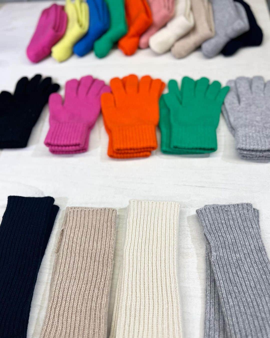 AYUMIさんのインスタグラム写真 - (AYUMIInstagram)「カシミアのストール✨ イギリスのブランド Joshua Ellis の展示会へ @joshuaellis.jp   カシミアは使うとあたたかくて軽くて 気持ちよくて手ばなせなくなる🥰  カシミアのソックスや手袋も気持ちよさそうですね✨  この冬は明るめカラーのカシミアストールを楽しもう♡  みんなでストールの巻き方をあれこれ😙  @nao_nao310  @junsatoidea  @ponpon_marcy   #joshuaellis  #ジョシュアエリス #カシミアストール」6月3日 15時03分 - ayumiayunco