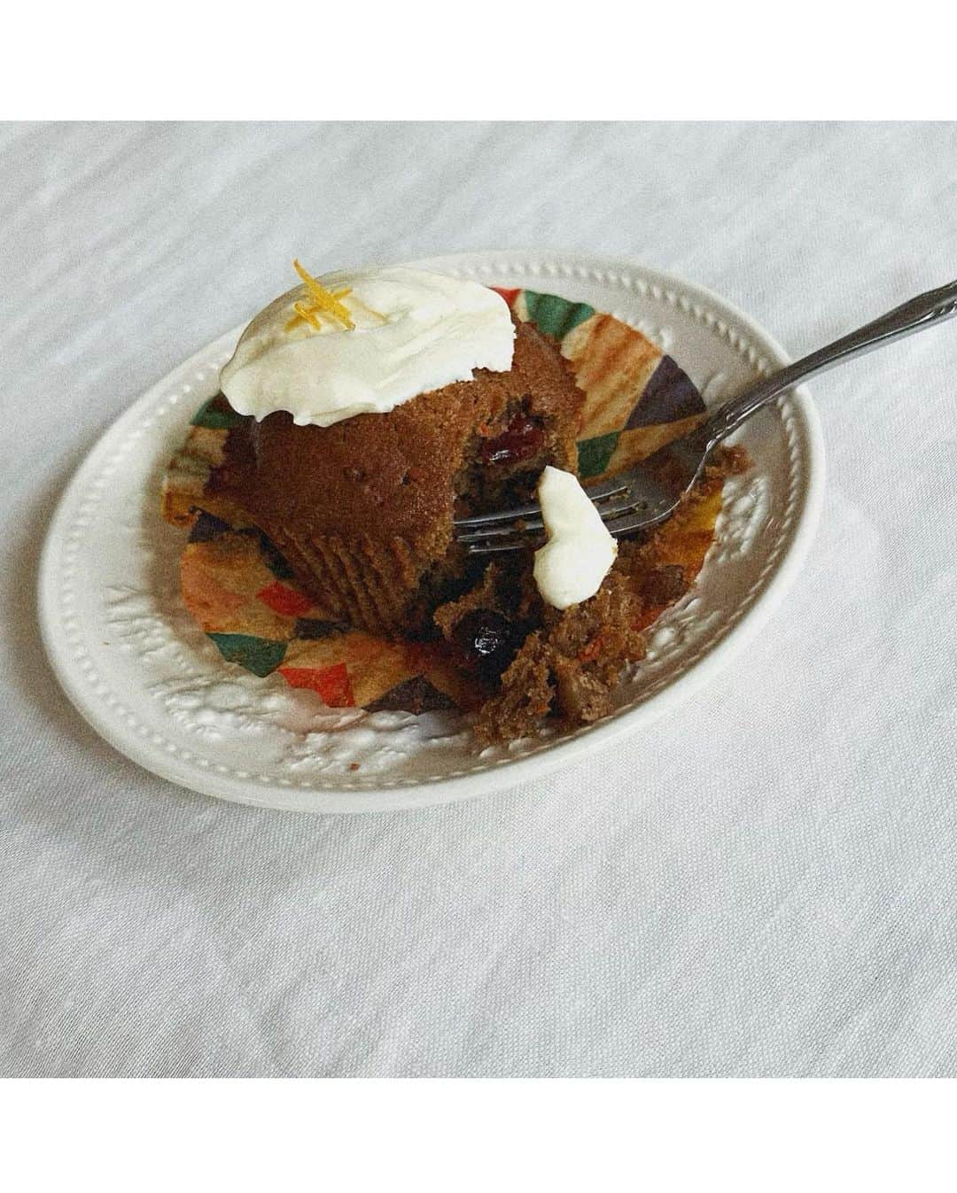 樹神さんのインスタグラム写真 - (樹神Instagram)「またまたキャロットケーキ。 今回はクランベリーが入って若干可愛いめ仕様。 いつぞやのパリのお土産のマフィンカップが役に立ちました。 喜んで食べてくれる人がいるのは嬉しいもの！  #carrotcake #キャロットケーキ」6月3日 15時21分 - kotamaofficial