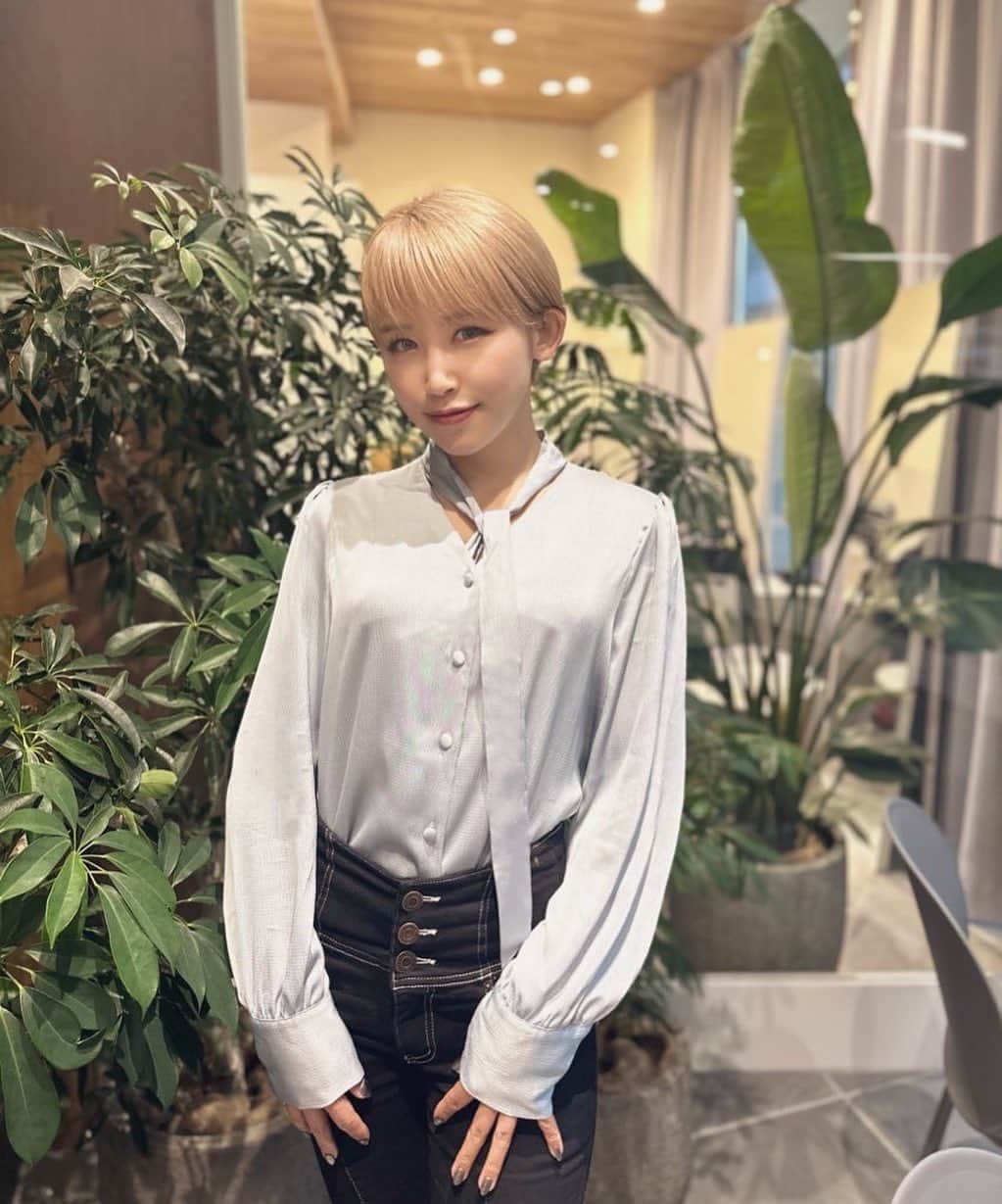 エリーのインスタグラム：「たまには普段の姿も🦧🍌 ・ カットやカラーは @yuya__hair にずっとお任せしてます☺️💐 ケータイで仕事とかやることやってる間に ばっちり理想通りにしてくれる。。 ・ ショートにしたい人ゆーやさん めちゃくちゃおすすめです💇‍♀️💌 ・ いつもありがとうございます🫶✨」