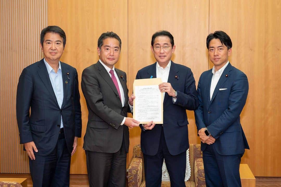 のインスタグラム：「昨日岸田総理に提言の申し入れを行いました。  テーマは、ネイチャーポジティブ。 まだまだ日本では認知されていませんが、経済と生物多様性の保護が一つのものとして政策が推進される流れが明らかです（G7広島サミットでも取り上げられました）。  来年の法改正も視野にこれからも推進していきます。  詳しくはこちらをご覧ください。 https://shinjiro.info/shinjiro_koizumi/wp-content/uploads/2023/06/kankyo_ondanka_teigen2023a.pdf  #生物多様性 #ネイチャーポジティブ #カーボンニュートラル #g7 #自民党 #提言 #小泉進次郎 #環境温暖化対策調査会」