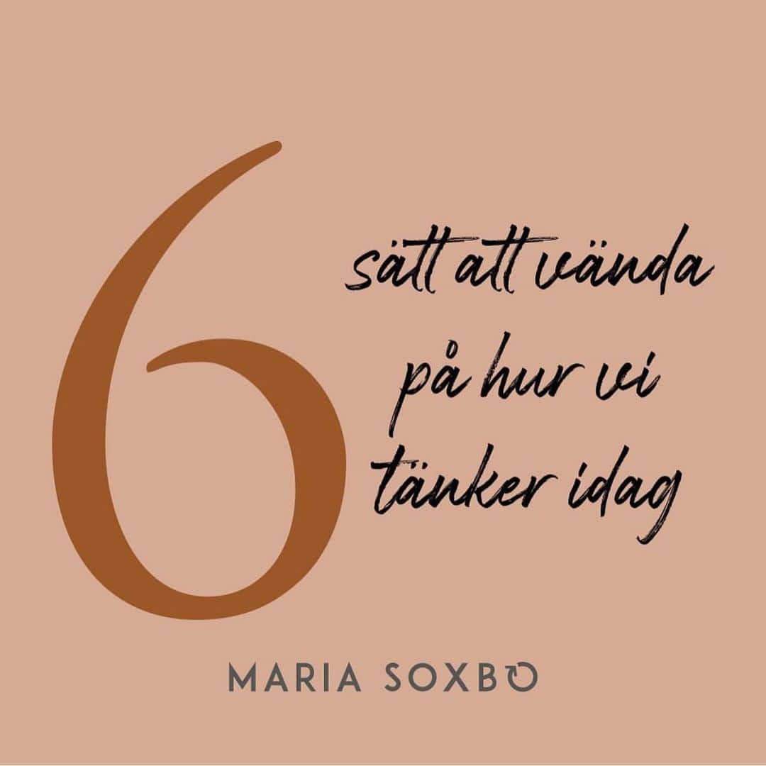 Maria Soxboのインスタグラム：「Känns det lite motigt att ställa om? En lång radda uppoffringar och plikter – lite svårt att gå igång på, eller hur? Jag tycker på riktigt att det är ett JÄTTEproblem att vi så ofta pratar om allt vi måste sluta med när det gäller omställningen. Vi ”får inte” flyga, shoppa, äta kött, köra bil och så vidare. Man behöver inte vara raketforskare för att inse att det är en rätt svår grej att sälja in till den stora massan.  Så varför pratar vi inte mer om vinningarna? Om att en tågresa ut i Europa kan innebära att inte bara få uppleva tre städer utan också alla vyer däremellan, istället för att bara se ovansidan på molnen? Om att utbudet är så mycket mer varierat på begagnatmarknaden än i nyköpsbutikerna som följer exakt samma trender? Om att våra pengar räcker så mycket längre, och kan bygga en trygghet för framtiden, eftersom en hållbar livsstil nästan alltid kostar mindre? Och inte att förglömma – om hur skönt det är att slippa skavet i hjärnan när vi vet en sak, men gör en annan?  Det här är mitt försök att visa hur vi kan vända på begreppen lite för att bli mer pepp på framtiden. Lite som häromdagen när jag pratade om mindset.   Har ni fler exempel?  #hållbarhet #hållbarlivsstil #hållbarutveckling #omställning #självutveckling」