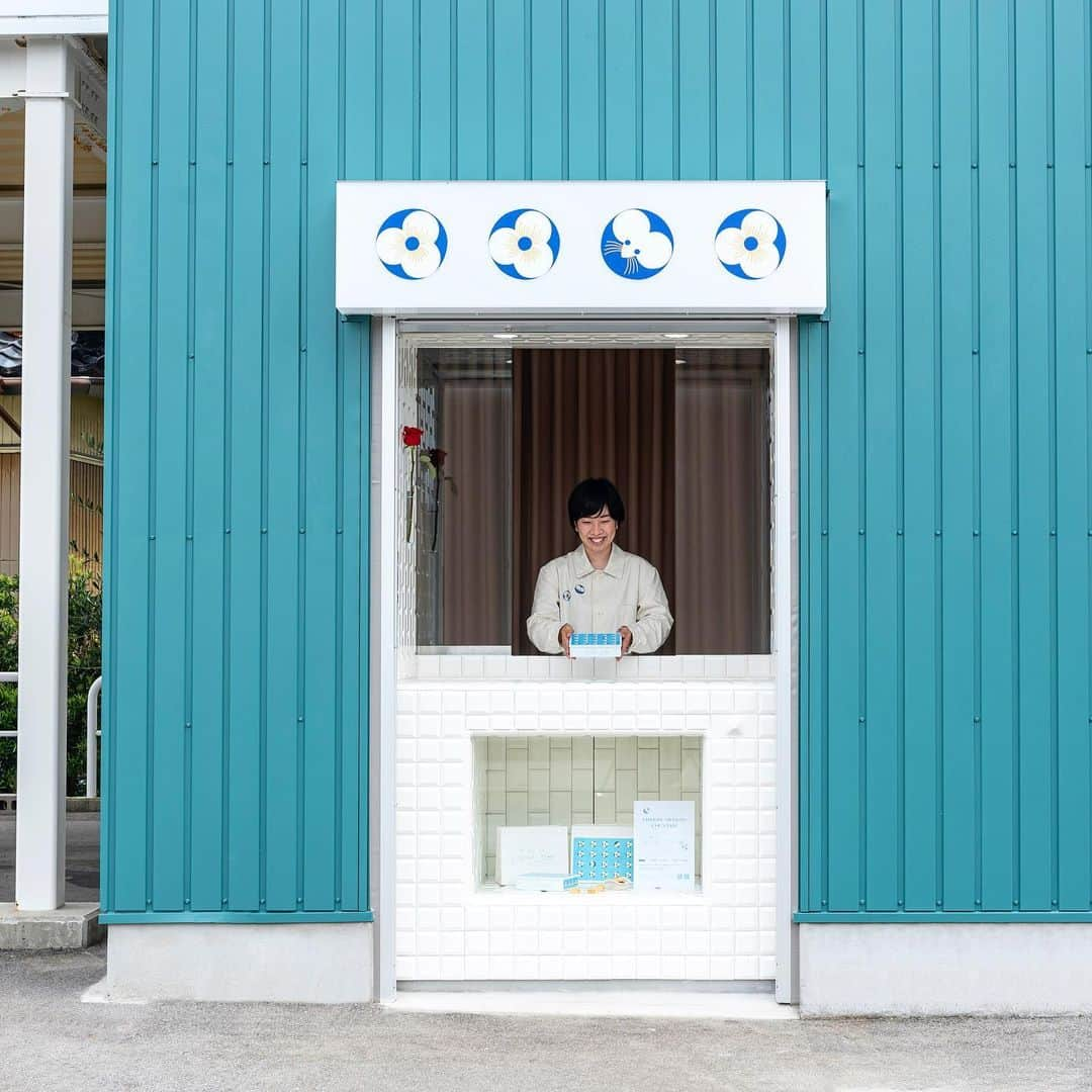 福田里香さんのインスタグラム写真 - (福田里香Instagram)「🧀Cheesy Sweets Counter @cheesy_poche 🐭路面店オープン💛 🐈‍⬛ご来店を心よりお待ちしています🐈‍⬛  実際のショップの画像です。 ひとつ前のポストのイラストと ぜひ見比べてみてください。 絵がそのまま現実になってますよ。  菓子工房の裏に、もともとあった扉を 改装してちいさなカウンター式の ショップを作りました。  Cheesy Pocheはコロナの真っ最中に oneline shopのみで開店した 焼き菓子店です。  いつか、お客様に直接お手渡しが できるようになるのが夢でした。  2枚めは「いつかお店を作りたい」と 最初にご相談を受けた時に 「おおきな事はすぐに出来ないけど 裏口を使った、ちいさな店舗なら 出来るんじゃないかな？ ほら、こんな感じで」と わたしが色鉛筆で描いた イメージイラストです。  それがKIGIのお二人のクリエイティブと 地元の工務店さんのお力で こんなに素敵に完成するなんて。 制服もなんてかわいいんだ。  近くにお越しの際は ぜひお立ち寄りください。  🧀購入方法のお願い🧀 1日2回の数量限定販売です。 来店をご検討のかたは 必ずご注文方法を  @cheesy_poche で ご確認ください。  住所 富山県魚津市吉島63-1  Google MAP https://goo.gl/maps/ibjpQpGx8noLUMQx8  営業日：月〜土曜　※日曜定休 販売時間：月〜金曜　10:00- / 13:00- 土曜　9:30- / 13:00-  🧀商品は午前、午後それぞれの販売時間ごとに数量限定でのご用意となります。  🧀店舗へ直接ご来店いただいてのご購入のみ、ご予約は不可です。  🧀営業時間中でも予定数に達し次第、販売終了となります。  #チージィーポッシュ #チージィーポッシュナツカン #cheesypoche #チーズクッキー #cheesecookie #sablealapoche #富山土産 #富山スイーツ #魚津市スイーツ  #クッキー缶 #富山銘菓 #富山グルメ #富山グルメ巡り #魚津市グルメ　#魚津市銘菓　 #焼き菓子 #スイーツ #sweets #手土産 #手土産スイーツ #お取り寄せ #お取り寄せスイーツ #福田里香 @riccafukuda #キギ #kigi #植原亮輔 #渡邉良重 @kigi.info」6月3日 15時31分 - riccafukuda