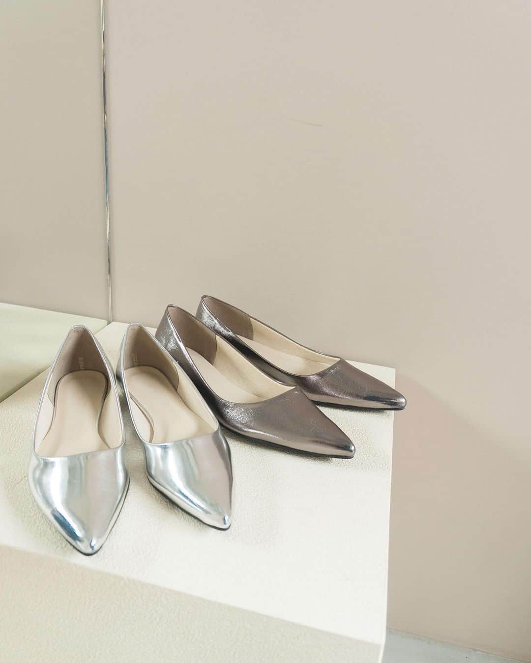 のインスタグラム：「- re stock&new color -  Pointed flat pumps /  No.050015 color : silver / dark gray size : 35 / 36 / 37 / 38 / 39  kaeneオリジナルシューズに、新色メタリック「ダークグレー」が加わりました！  ヒールの高さが2㎝のポインテッドトゥのパンプス。  高いヒールは履き慣れていない… パーティ後は普段使いもしたい… そんな方にオススメのデザインです🥿  #kaene #partyshoes  #occasionshoes  #結婚式コーデ  #ドレスコーデ」