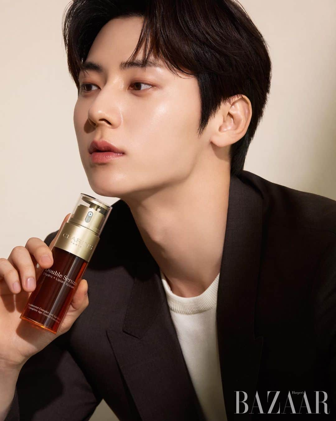 ミンヒョン のインスタグラム：「❤️ @clarinskorea @harpersbazaarkorea   #클라랑스 #clarins #더블세럼라이트」