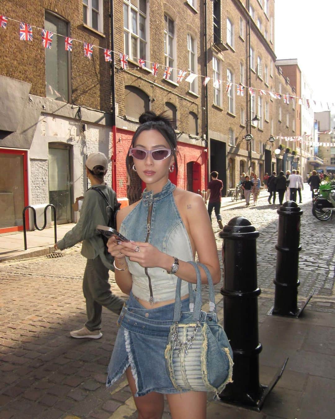 ソニアのインスタグラム：「Serving up denim, three ways 🐬🐋🐳 Enjoy your meal ~   #London」