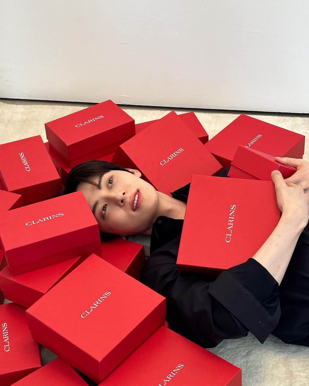 ミンヒョン さんのインスタグラム写真 - (ミンヒョン Instagram)「클라랑스 비하인드 👍🏻✌🏻🫶🏻🙌🏻」6月3日 15時42分 - optimushwang