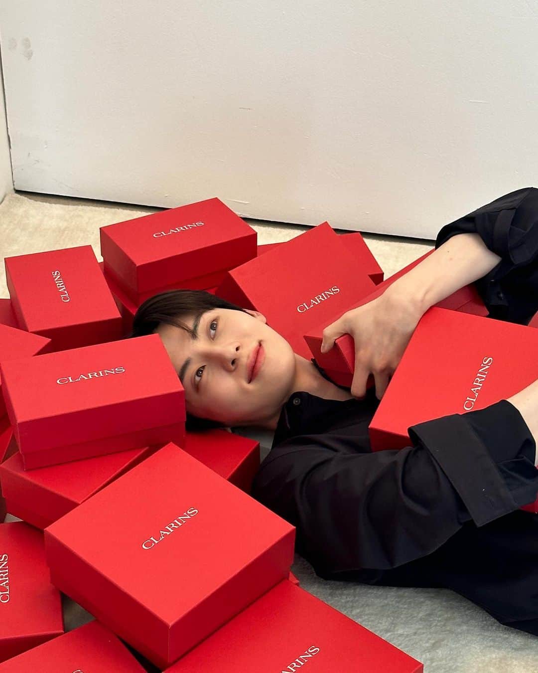ミンヒョン さんのインスタグラム写真 - (ミンヒョン Instagram)「클라랑스 비하인드 👍🏻✌🏻🫶🏻🙌🏻」6月3日 15時42分 - optimushwang