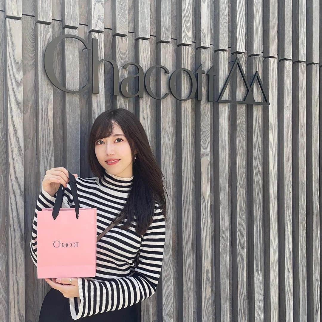 松村芽久未のインスタグラム：「⁡ ⁡ ⁡ ⁡ 仲良し(@haruka_yamauchi)ちゃんにご招待貰って #chacott 展示会♡ ⁡ ⁡ チャコットはお粉とか普通に愛用してたのと 舞台とかにもめちゃ向いてる＆お値段優しいので 本当にいつもお世話になってます😭🙏💗 ⁡ ⁡ アイシャドウもどれも可愛くてキラキラしてた✨ ⁡ ⁡ #女優 #make #chacott #アイシャドウ #チャコット #チャコットメイク #声優eSports部 #ゲーム女子」