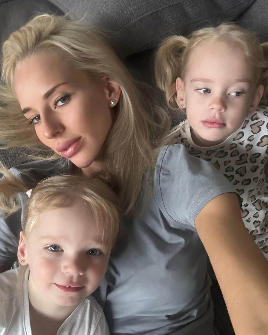 ヤナ・クドリャフツェワのインスタグラム：「Девочки 👧🏼👱🏼‍♀️👧🏼」