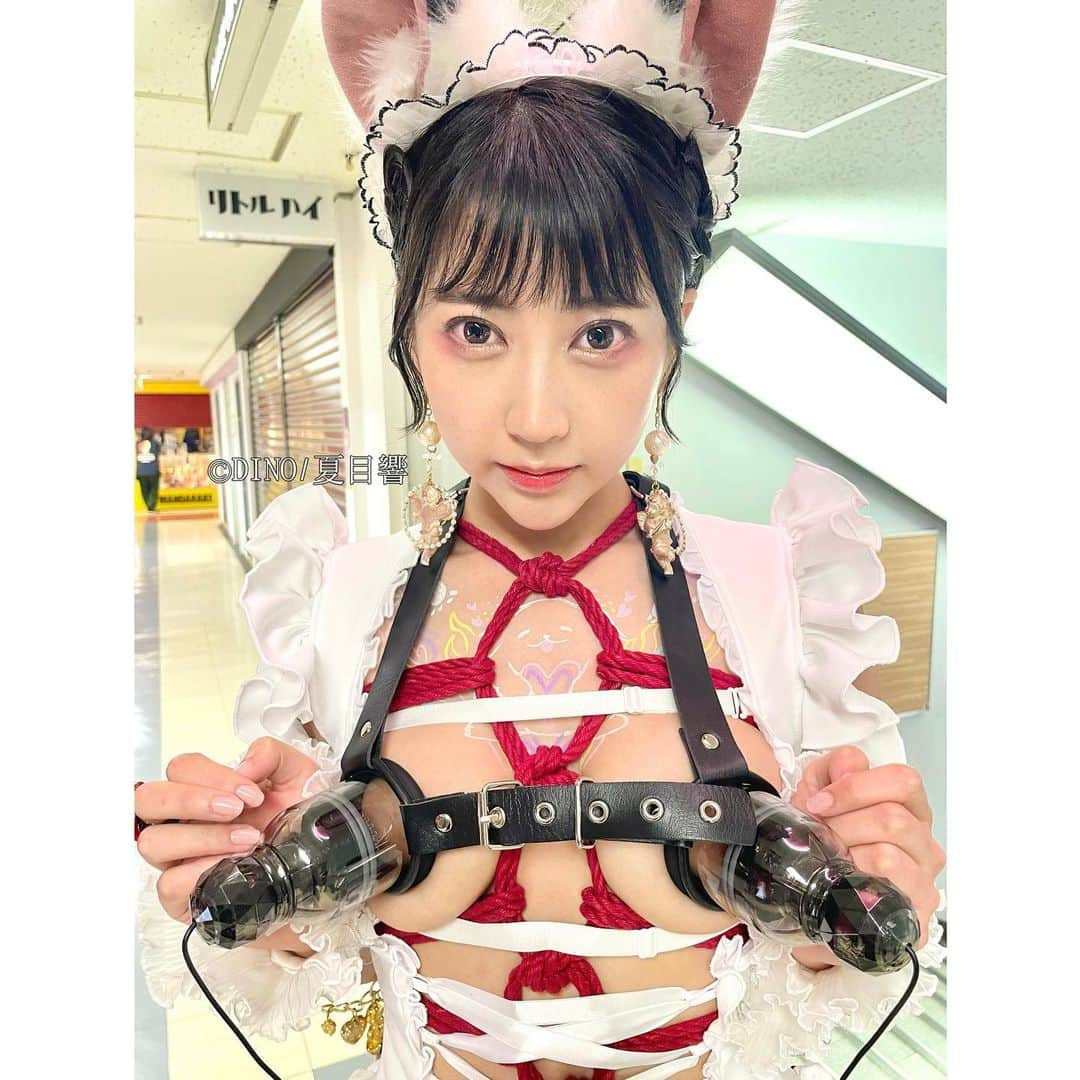 夏目響さんのインスタグラム写真 - (夏目響Instagram)「この歪な心も体も、丸ごと愛して？  猫耳少女の正体はこちら→https://www.mandarake.co.jp/information/event/2023/natsumehibiki_ushijimaiiniku/index.html  #6月11日に中野で会いましょう🐈‍⬛  遂に6/11(日)中野まんだらけ開催の うしじまいい肉×夏目響×まんだらけ 写真集発売記念イベントの受付開始🥰  これ、写真集！？過激かつ衝撃の連続。 前代未聞な一冊の目撃者として、 お1人様もご友人とお誘い合わせでも、 ドキドキしながらぜひお申込下さい🐈‍⬛🐾  ✍️ストーリー📝 〜ある夜猫耳少女が自らを査定依頼🐈‍⬛ 体の隅々まで鑑定あれ🔎🌙〜  1部:14時〜16時 2部:16時半〜18時半 ※各部内容は異なります 参加料:各部2200円  詳細、申込は特設HPへ👉https://www.mandarake.co.jp/information/event/2023/natsumehibiki_ushijimaiiniku/index.html」6月3日 15時51分 - hibikinatsume