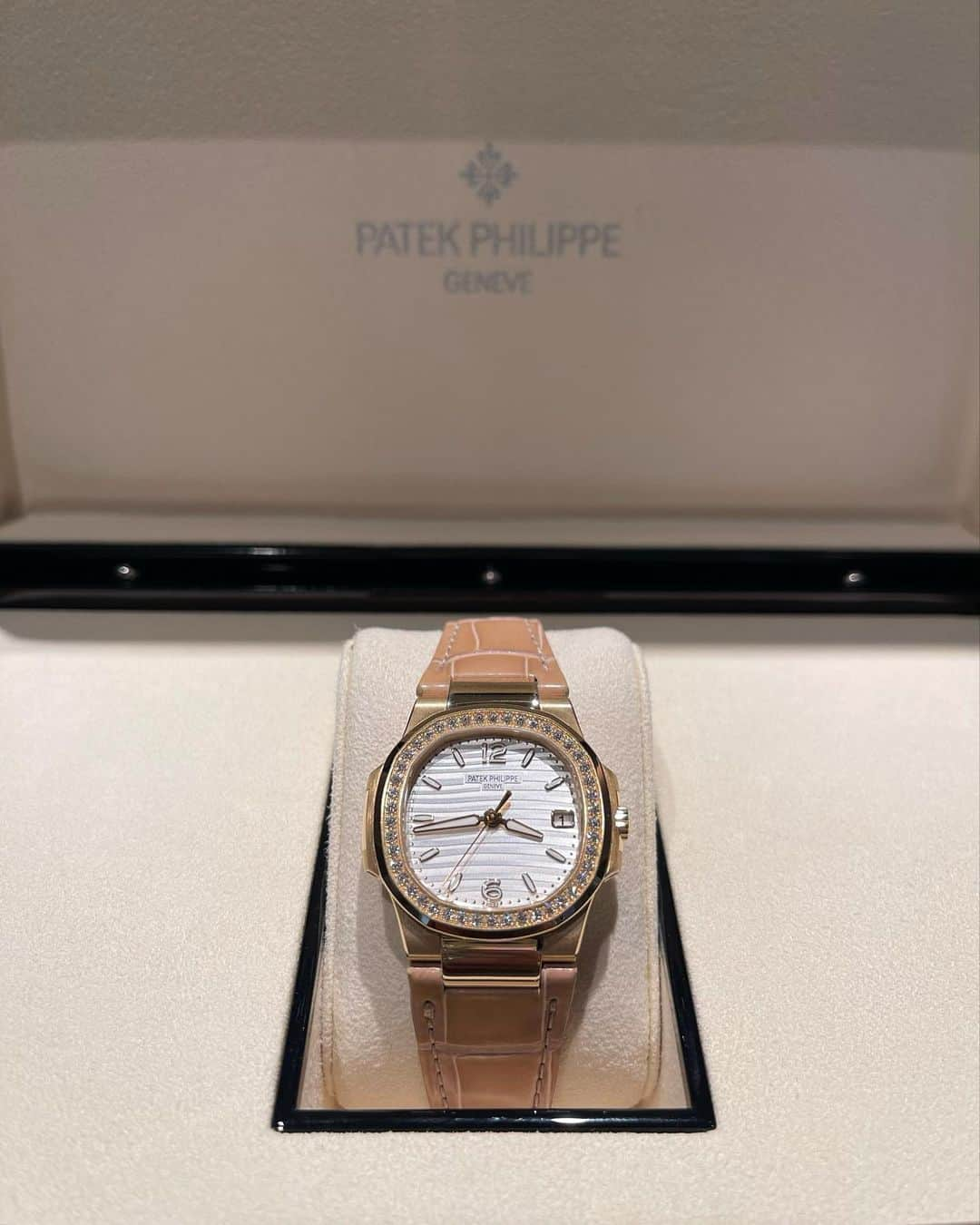 れみれみさんのインスタグラム写真 - (れみれみInstagram)「かわいすぎるんだが⌚️🤎 ・ #patekphilippe  #nautilus  #パテックフィリップ  #ノーチラス」6月3日 15時51分 - remiremi122