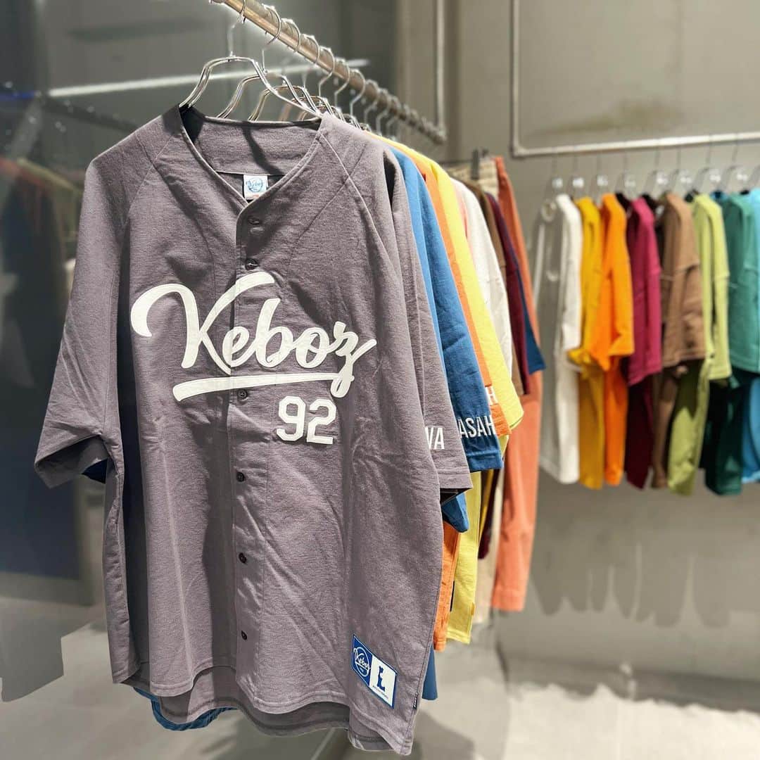 福岡パルコさんのインスタグラム写真 - (福岡パルコInstagram)「POPUP▶新館3F「KEBOZ」期間限定OPEN  @keboz  @keboz_popup  @keboz_ropponmatsu   「着たい服を作る」をコンセプトに、地元が旭川のブランドマネージャーKenbo が手掛ける「KEBOZ」は、2017 年に始動。 プロ野球球団とのコラボレーションなど、野球を軸に様々なプロダクトを展開。 ブランド名の由来である” Kenbo と仲間たち” とともにファッションを起点としたコミュニティ作りを提案し続けています。   会期：6/2(金)〜7/23(日) 会場：新館3F・イベントスペース   #keboz #ケボズ #福岡パルコ」6月3日 15時52分 - parco_fukuoka_official