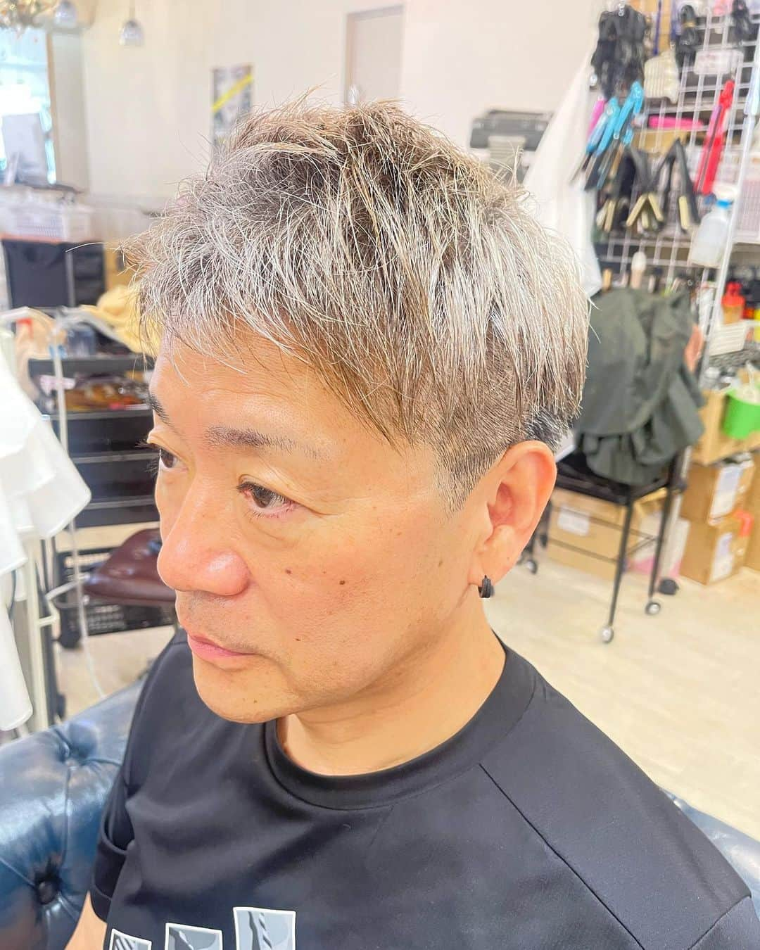 川上じゅんのインスタグラム：「カット✂️に… #カット #川上じゅん #ノイズシェーン #ツーブロック #アシメトリー」