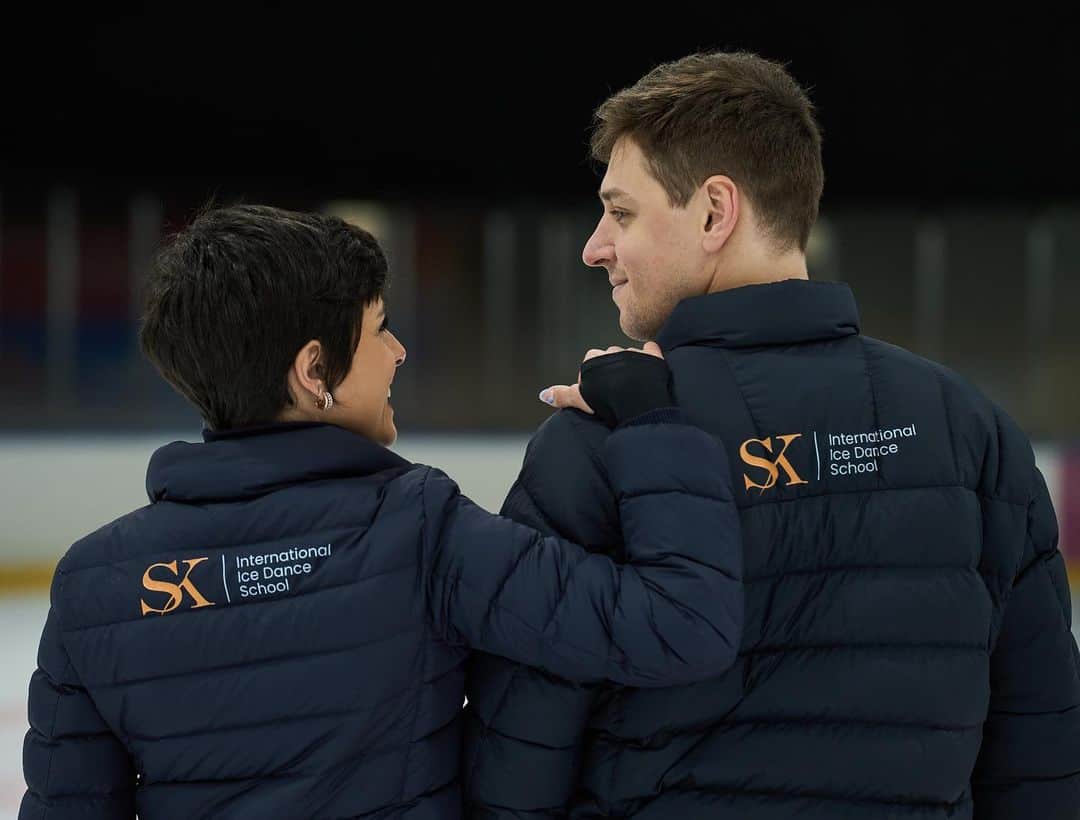 サラ・ウルタドのインスタグラム：「Ahí vamos @kirill_khalyavin 🧡⛸️  🥹 @sk_icedance  Pedazo primera temporada.  Ahora un respirito y a seguir caminando.  #wearesk   📸By @anaiscmartinez & @mary24t」