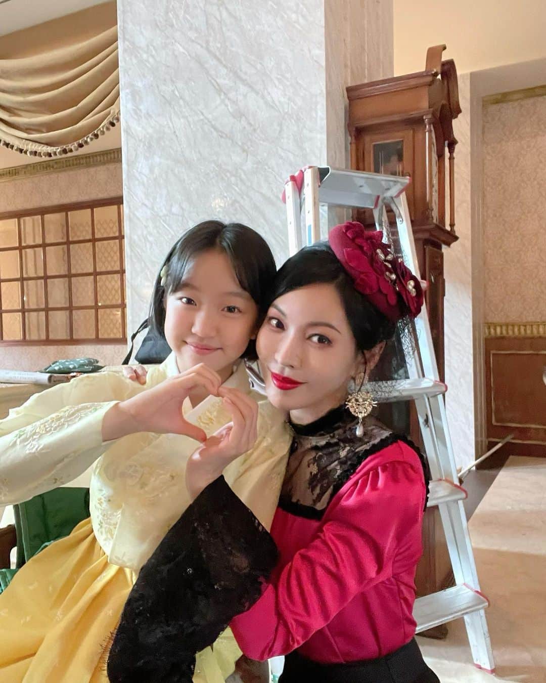 キム・ソヨンのインスタグラム：「예림 천사와🌼🌼🌼🥰 #구미호뎐1938 🦉」