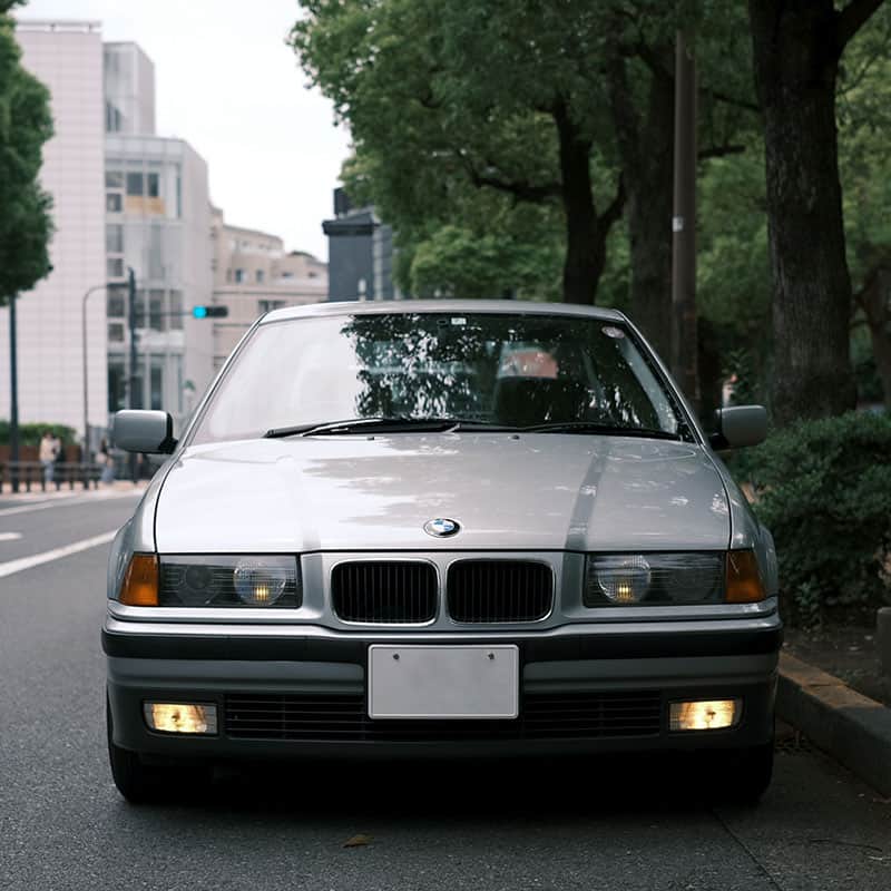 UOMOさんのインスタグラム写真 - (UOMOInstagram)「【文化系ネオクラシック車と30人の男たち】 BMW 320i（1994年式）  國井優樹さん（会社員）は25歳という若さながら、2008年式のボルボ・C70カブリオレ、96年式のローバー・ミニを経て、今年3月にE36の320iに乗り換えた。E36も近年は相場があがってきているが、國井さんはBMWや外車と全く縁のないショップから売りに出ているのを偶然見つけ、手頃な価格で購入できたという。  「E36の3シリーズは前々から気になっていたのですが、特に惹かれたのはパッケージングの優秀さ。大人4人と荷物が満足に載ってしっかり走る5ナンバーセダンは今や希少な存在です。直6エンジンは音も吹け上がるフィールも滑らかで心地よいですね」  記事の続きはUOMOで▶▶ https://www.webuomo.jp/for/30cars/edc03_27/  #文化系ネオクラシック車と30人の男たち #ネオクラシックカー 　 #BMW  #BMW320i #車 #uomo #uomo_magazine #webuomo」6月3日 16時00分 - uomo_magazine