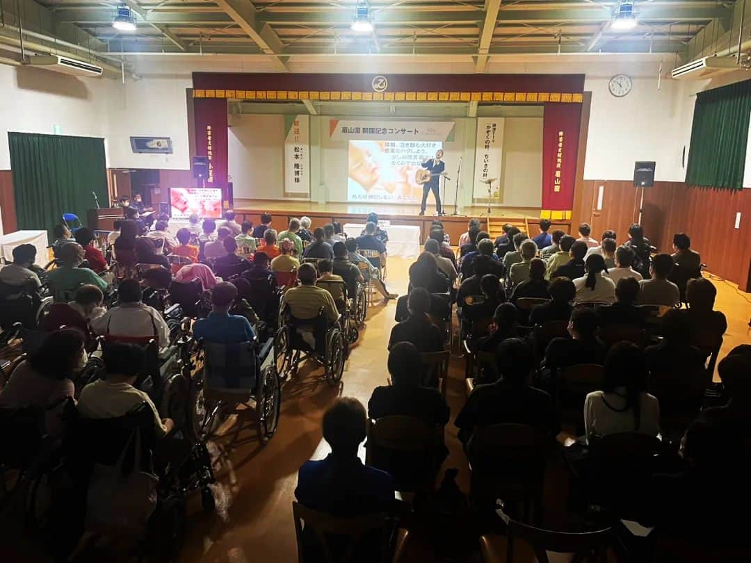 松本隆博のインスタグラム：「。⁡ ⁡本日の、徳島市。⁡ ⁡障がい者支援施設 眉山園さん⁡ ⁡41周年記念講演は大成功‼️。⁡ ⁡自然に出る手拍子や歓声や涙、⁡ ⁡手を振ってくれる皆に、つられ⁡ ⁡僕の方も大感動😭😭😭😭😭😭⁡ ⁡✨✨✨✨✨✨✨✨✨⁡ ⁡本当にありがとうございました。⁡ ⁡(ﾉ˶>ᗜ​<˵)ﾉ(ﾉ˶>ᗜ​<˵)ﾉ(ﾉ˶>ᗜ​<˵)ﾉ⁡ ⁡⁡ ⁡還暦少年 松本隆博⁡ ⁡」