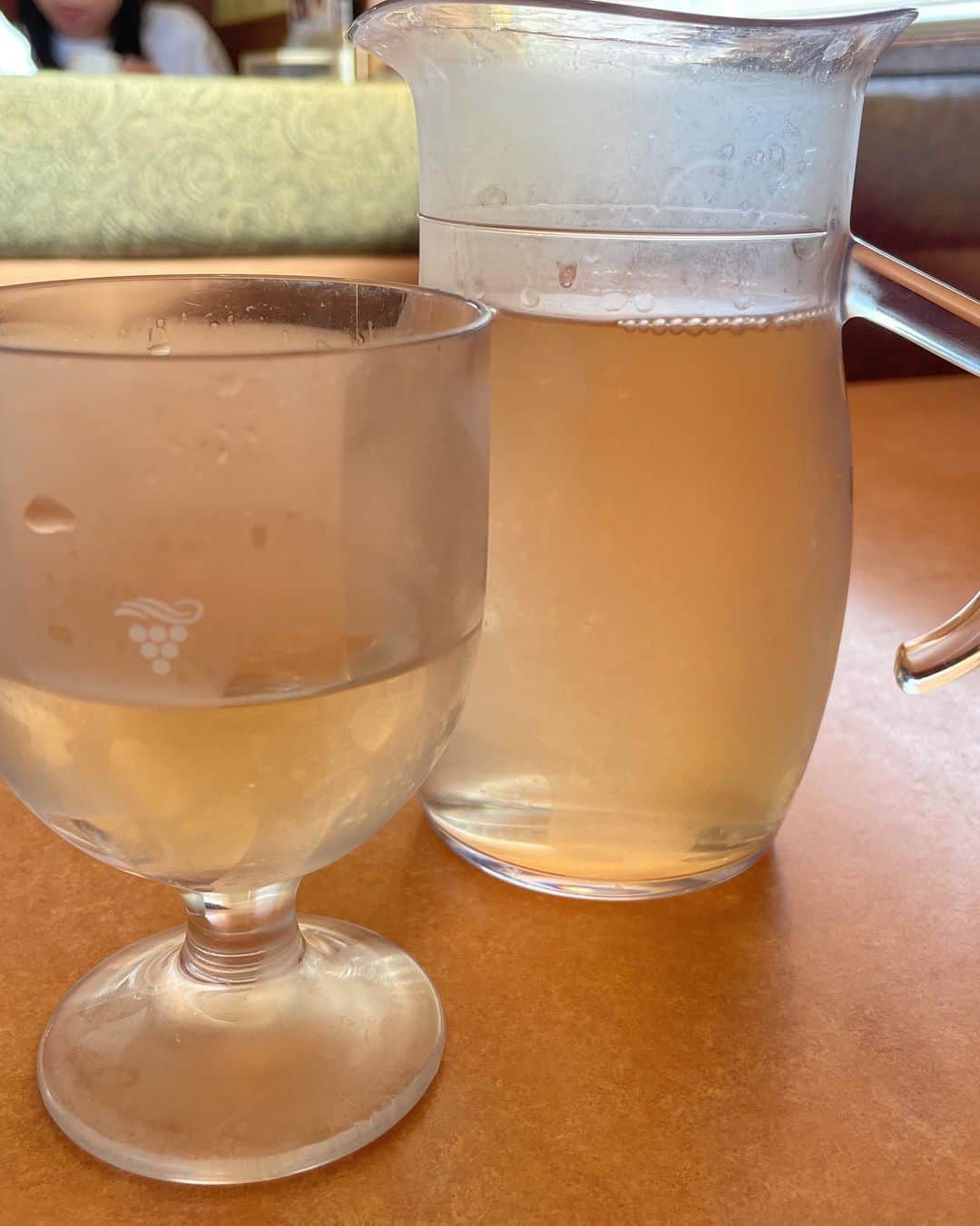 森田繁のインスタグラム：「本を読みながら気楽にひとり午後飲みしたいとき、歩いてすぐのところにサイゼリヤがあるありがたさ。」