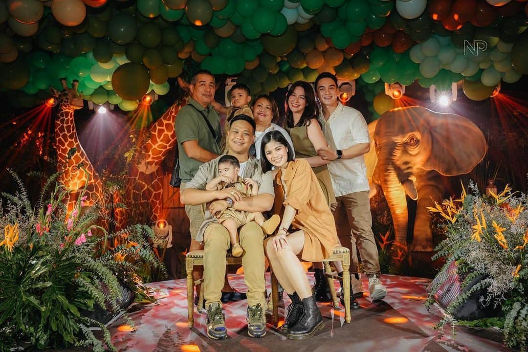 ベア・アロンゾのインスタグラム：「We celebrated Luca’s first bday (my nephew) last May 30, and it was an extraordinary and joyous occasion! Thanks to @labellefete @ycoysitchon for always ensuring we have everything we would need to throw an epic party, and big thanks also to @randylazaro_ for creating the most beautiful safari set-up I’ve seen. You guys made my family very happy that day. ❤️  Special thanks to our suppliers for making the occasion one for the books 🥰  Planning and Coordination: @labellefete  Event Stylist: @randylazaro_  Venue: @sitioelenaeventsvenue Caterer: @illosprive Cake: @cupcakelabph  Photo and Video: @niceprintphoto Lights and Sounds: @lxeventspro Photoman: @photoman.ph Wardrobe Styling: @styledbymyrrh Inflatables: @cityjumpnslide Food carts: @sukialfrescorestobar @ilmiocoffeeph @pastapoloph @hotlinksph @frose.cocktails Mobile bar: @manilacraft Souvenirs:  @insta_mug  @simplygiving_ Arts & Crafts: @artuhappy.ph Printables: @printdivas」