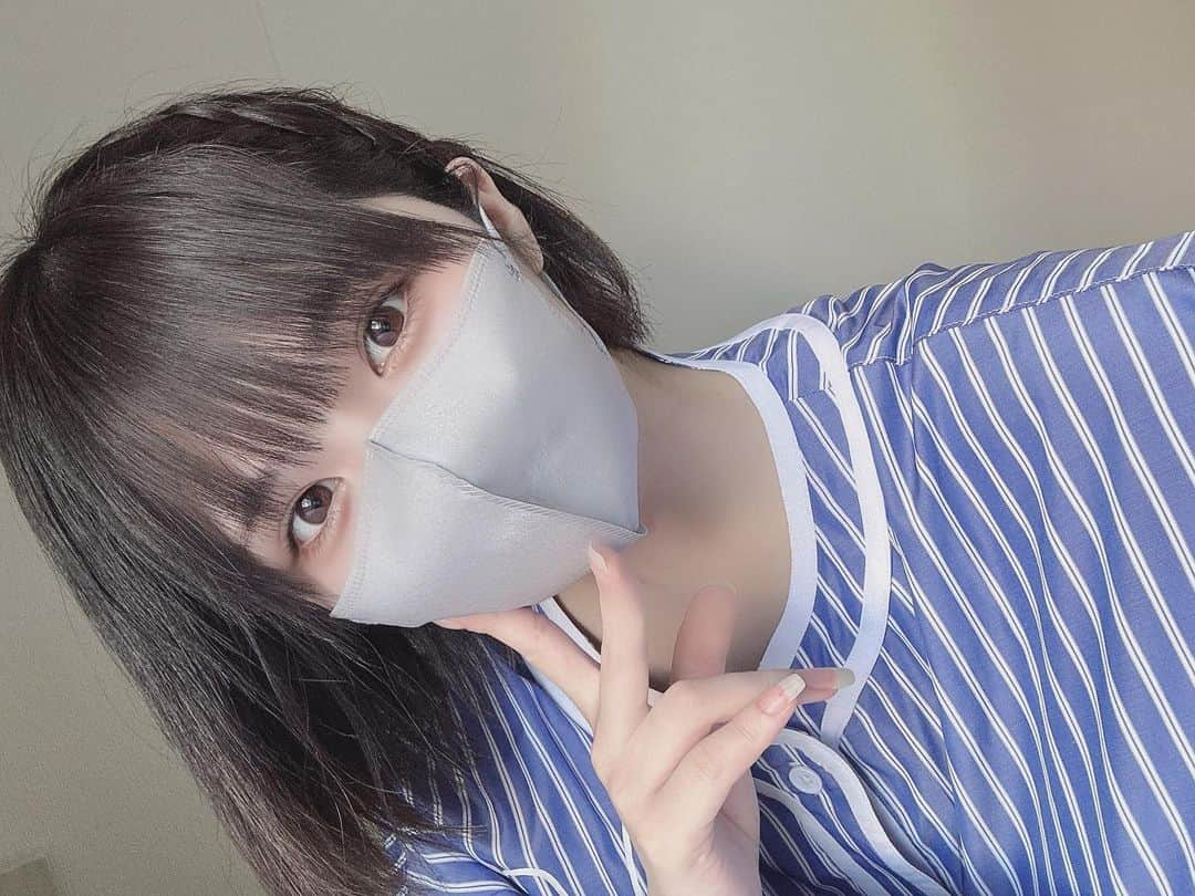 ひっそりゆうみさんのインスタグラム写真 - (ひっそりゆうみInstagram)「メイクしようと思ったけど、 肌が荒れちゃってるので諦めてマスクにした❕  今日は何しよっかなぁ~(もう夕方)」6月3日 16時13分 - mer_calme25