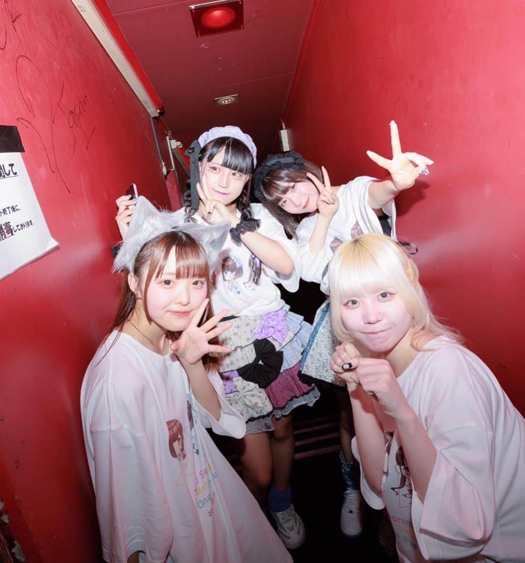 牧乃めいのインスタグラム：「5.31 東京セラフィム1stワンマン『降臨』 ありがとうございました！  2周年でやっと初めてのワンマンができました。ずっとずっと目標にしていたワンマン🥹 やっとワンマンができた嬉しさと、2年でやっとワンマンか、、、、という焦りもあって。初期メンバーが1人になったセラフィムでのファーストワンマンは正直すごく心細くて、このすごくすごく濃い2年間を知っているのは私だけなんだよね。だからこのワンマンは色んな感情が入り交じったものでした。 やっぱり2年の集大成だから過去のことをすごく考えちゃって。今まで一瞬でも一緒にセラフィムをつくってた十数人の子達にはありがとうの気持ちもごめんねの気持ちもあってね。今みんな幸せに生きてるかな〜。 セラフィムは私よりすごい子たちばっかだったし、こんなちっぽけでナマケモノな私が1人残ってセラフィムの先頭に立ってていいのかなって😌 すごく寂しくなる時があるんだ〜 だけど前を向いて引っぱって守ってかなきゃいけないんだって決心してワンマンに挑んだ！ 最初はチケットも全然売れてなくて、準備もギリギリで、ほんとにコケて終わるんじゃないかって思ってた。ワンマン数日前から精神的にも結構限界きてて、ビラ配りでワンマンのこと訴えかけても流されたりして、私たちはワンマンのためにビラ配り頑張ってるのにって、その熱量が伝わらなくて悔しくて泣きそうになりながら配ってる時もあったな〜。ほんとに結構限界きてた😂 だけどやっぱり見てくれてる人は沢山いた！熱量を感じ取ってくれて沢山の人が無理して予定空けたりしてワンマンに来てくれた😭 万人には相手にしてもらえなくても、見てくれる人は見てくれてるんだなって、すごく幸せな気持ちになった！今までのことは無駄じゃなかったんだねって！  改めてワンマンライブほんとに楽しかった。アイドルって、裏では色んな想いを抱えてるけど、それを表に出したら尊い存在では無くなっちゃうのかなって思う。だけど、今回だけはちょっとみんなにシェアしたかったんだ〜。チョコレートスプリンクルって曲聴いてみてね🍩  長々と失礼しました！思ったことずらずら書いただけだからよくわからないことになってしまったけど、最後まで読んでくれてありがとう！私はみんなのおかげでアイドルできてるよ〜！！！大好きだよ〜〜〜！」