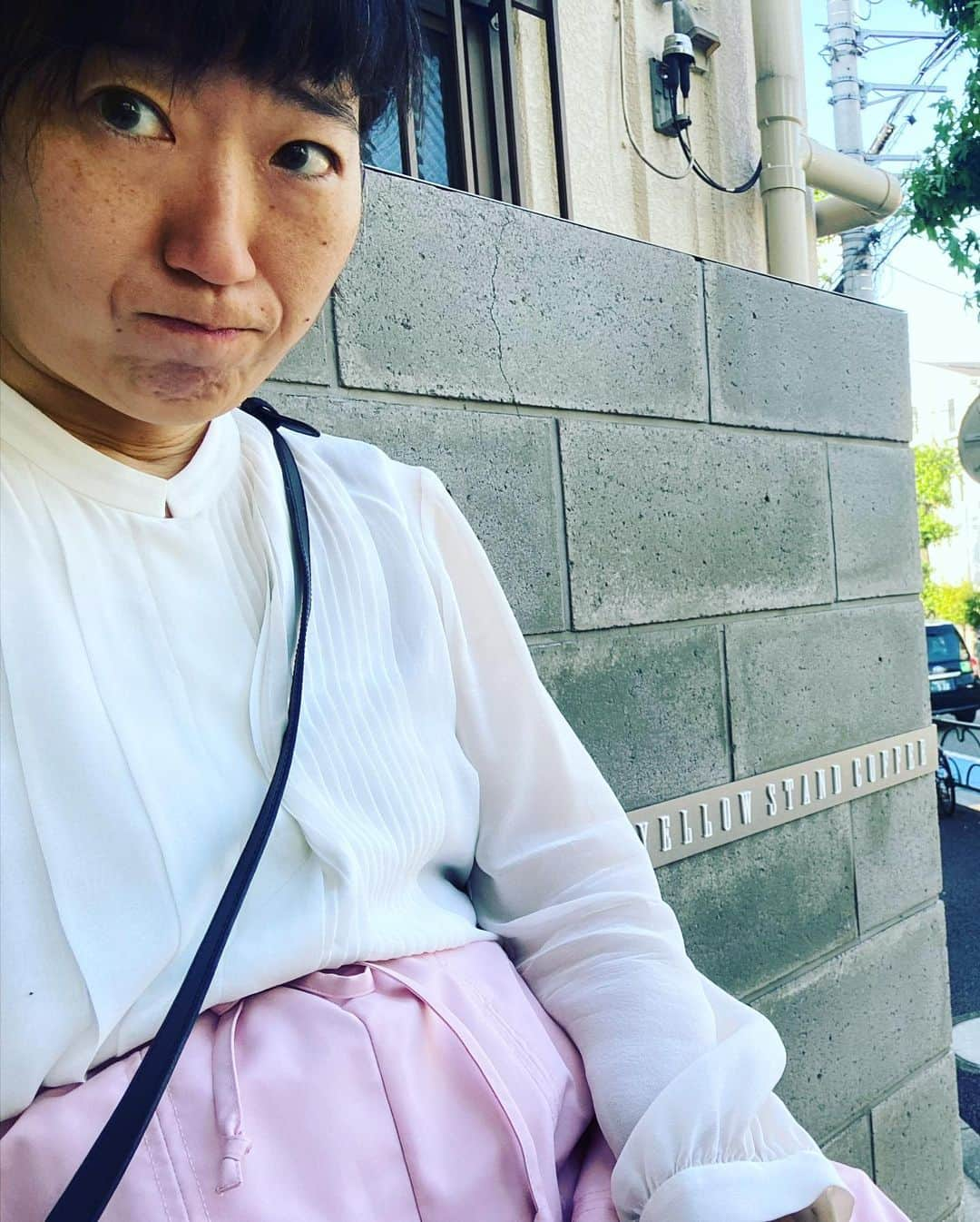 大宮エリーさんのインスタグラム写真 - (大宮エリーInstagram)「家の紫陽花と 同じ👖で、でかけた。 ともだちにバッタリ会って 嬉しかった。」6月3日 16時20分 - ellie_omiya