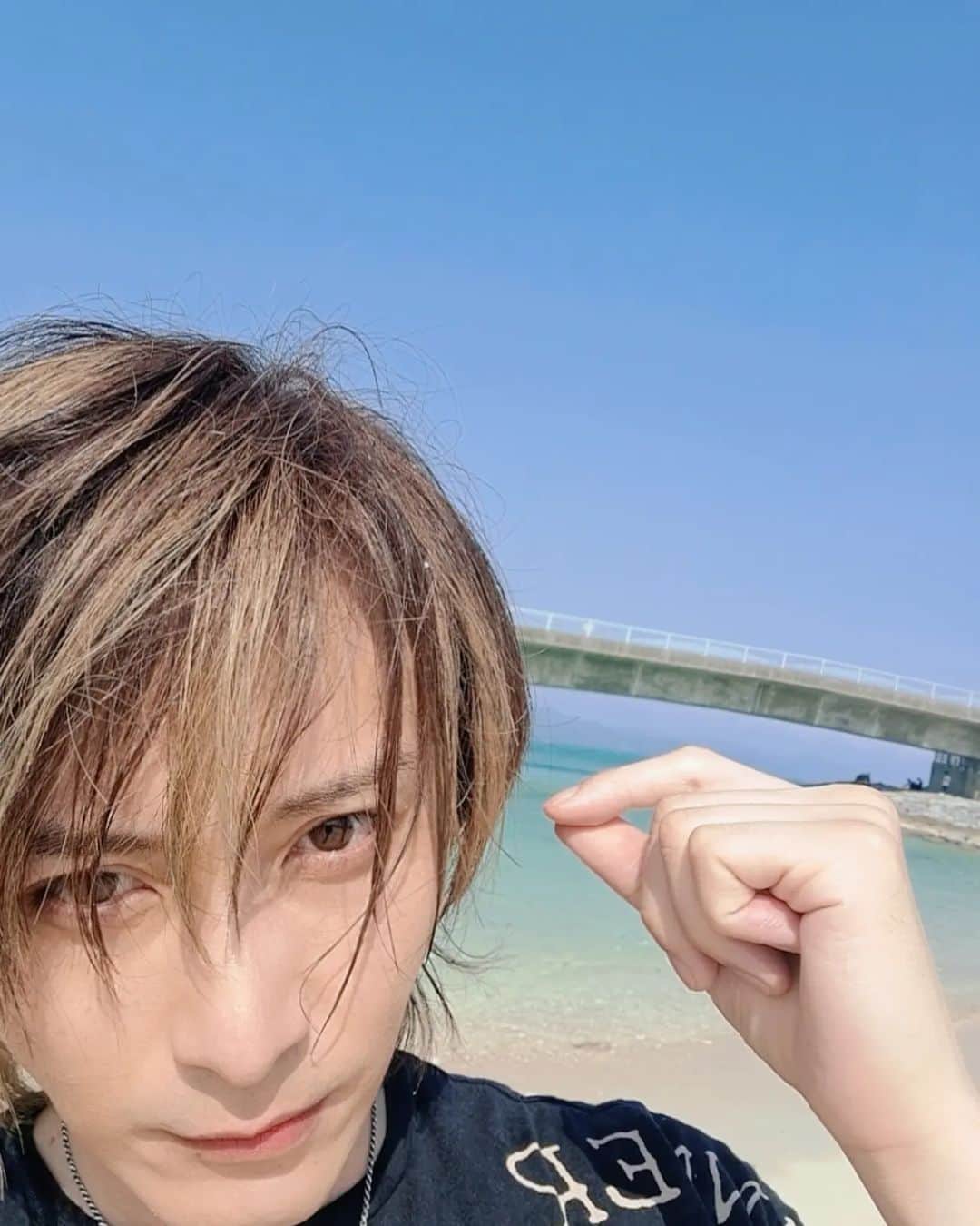 のインスタグラム：「撮影で沖縄来ました。  眩しいし、懐かしの古宇利島。 #碧の海」