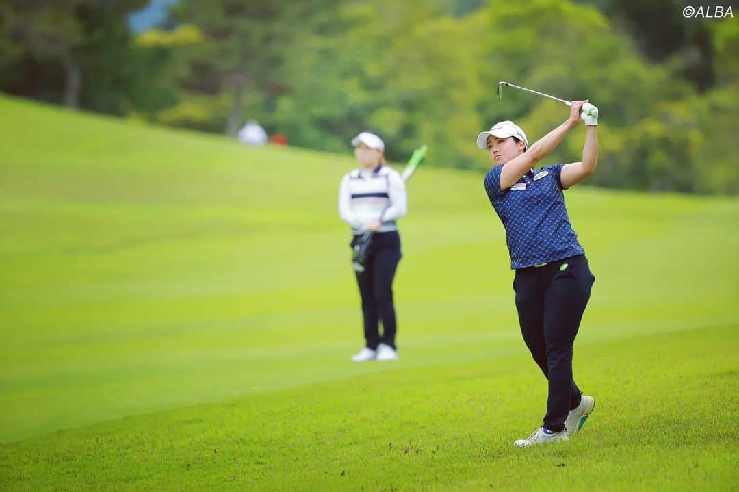 山村彩恵のインスタグラム：「⛳️ ECCレディスゴルフトーナメント🏆  ギャラリーの方の前でプレーできて、 ファンの方がついて回ってくださって、 やっぱり有観客の試合は楽しいなと 思える試合でした！！！  2日目は良かったけど 初日！！！結果2打落ち。  早くいい結果の報告がしたいけど、 調子は悪くないので 自分らしく、焦らず地に足つけて 来週の試合頑張ります😌🔥  いつも応援ありがとうございます！✨  #eccレディスゴルフトーナメント  #北六甲カントリークラブ東コース」