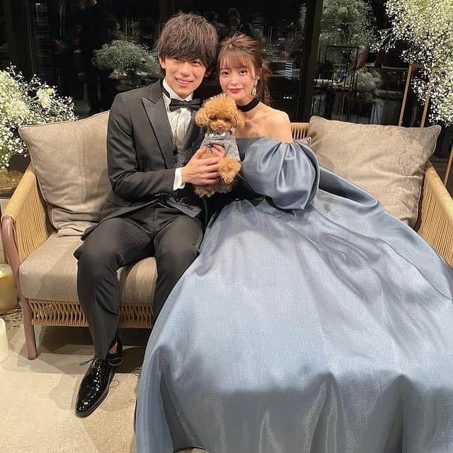 プレ花嫁の結婚式準備サイト farny 【ファーニー】さんのインスタグラム写真 - (プレ花嫁の結婚式準備サイト farny 【ファーニー】Instagram)「@farny_weddingをフォローして #プラコレ #美花嫁図鑑 を付けて投稿してください⡱ . ‥‥‥‥‥‥‥‥‥‥‥‥‥‥ Today's wedding photo from... @_wedding_1.29 さん⚐* . お二人の挙式風景が可愛すぎる🤍  フェミニンな印象のウェデングドレスも 艶感が上品なブルードレスもどちらもお似合いです🫧  かすみ草のブーケもふんわり可愛らしいです✨ . ‥‥‥‥‥‥‥‥‥‥‥‥‥‥ . \\花嫁ライター募集中// @farny_wedding のDMに ”farny花嫁ライター希望”とお送りください✈︎✉︎ . \\花嫁アプリ // プロのアドバイザーに結婚式の相談を何度でも ウェディングドレスの記事や、 自分のウェディングレポを残せちゃう♡”  . >>>TOPのURLからcheck ⋈ @placole_dressy >>>結婚のご相談は プラコレウェディングアドバイザーへ♡ @wedding_adviser >>>ウェディングレポを残したいなら、 farny by プラコレをcheck ✎ @farny_wedding >>>ウェディングアイデア＆DIYは ドレシーアイデアcheck ❁ @dressy_idea >>>素敵なドレスに出会いたい花嫁さま♡ @dressyonline_をcheck >>>お洒落で可愛いパパママ婚やフォトは @dressy.baby をcheck ∴ >>>鎌倉にOPEN”お花とドレスと紅茶のカフェ” @dressyroom_teaをcheck𓌉𓇋 . ‥‥‥‥‥‥‥‥‥‥‥‥‥‥ #プレ花嫁 #卒花嫁 #結婚準備 #結婚式 #結婚式場 #当日レポ #撮影指示書 #weddingtbt #weddingdress #ウェディングドレス #ウェディングフォト #ブライダルフェア #farnyレポ #美花嫁図鑑 #2023秋婚 #2023冬婚 #2023春婚 #2023夏婚 #mydress #大人可愛い #花嫁コーディネート #ブルードレス　#かすみ草ブーケ」6月3日 16時37分 - farny_wedding