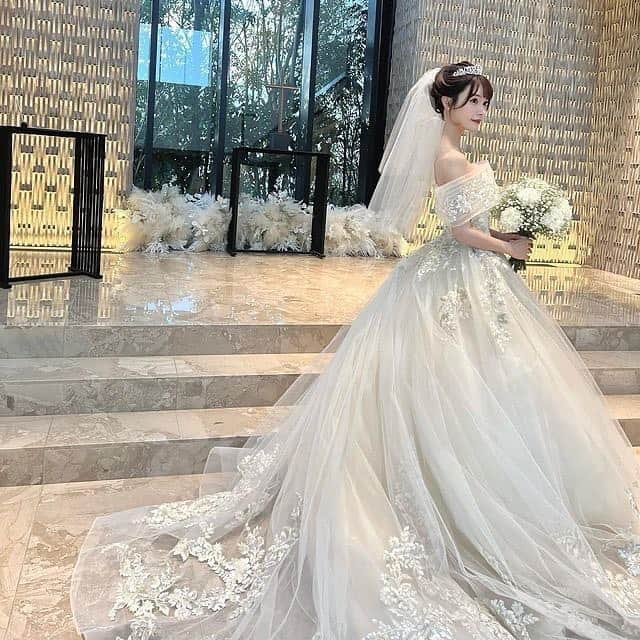 プレ花嫁の結婚式準備サイト farny 【ファーニー】さんのインスタグラム写真 - (プレ花嫁の結婚式準備サイト farny 【ファーニー】Instagram)「@farny_weddingをフォローして #プラコレ #美花嫁図鑑 を付けて投稿してください⡱ . ‥‥‥‥‥‥‥‥‥‥‥‥‥‥ Today's wedding photo from... @_wedding_1.29 さん⚐* . お二人の挙式風景が可愛すぎる🤍  フェミニンな印象のウェデングドレスも 艶感が上品なブルードレスもどちらもお似合いです🫧  かすみ草のブーケもふんわり可愛らしいです✨ . ‥‥‥‥‥‥‥‥‥‥‥‥‥‥ . \\花嫁ライター募集中// @farny_wedding のDMに ”farny花嫁ライター希望”とお送りください✈︎✉︎ . \\花嫁アプリ // プロのアドバイザーに結婚式の相談を何度でも ウェディングドレスの記事や、 自分のウェディングレポを残せちゃう♡”  . >>>TOPのURLからcheck ⋈ @placole_dressy >>>結婚のご相談は プラコレウェディングアドバイザーへ♡ @wedding_adviser >>>ウェディングレポを残したいなら、 farny by プラコレをcheck ✎ @farny_wedding >>>ウェディングアイデア＆DIYは ドレシーアイデアcheck ❁ @dressy_idea >>>素敵なドレスに出会いたい花嫁さま♡ @dressyonline_をcheck >>>お洒落で可愛いパパママ婚やフォトは @dressy.baby をcheck ∴ >>>鎌倉にOPEN”お花とドレスと紅茶のカフェ” @dressyroom_teaをcheck𓌉𓇋 . ‥‥‥‥‥‥‥‥‥‥‥‥‥‥ #プレ花嫁 #卒花嫁 #結婚準備 #結婚式 #結婚式場 #当日レポ #撮影指示書 #weddingtbt #weddingdress #ウェディングドレス #ウェディングフォト #ブライダルフェア #farnyレポ #美花嫁図鑑 #2023秋婚 #2023冬婚 #2023春婚 #2023夏婚 #mydress #大人可愛い #花嫁コーディネート #ブルードレス　#かすみ草ブーケ」6月3日 16時37分 - farny_wedding