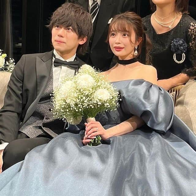 プレ花嫁の結婚式準備サイト farny 【ファーニー】さんのインスタグラム写真 - (プレ花嫁の結婚式準備サイト farny 【ファーニー】Instagram)「@farny_weddingをフォローして #プラコレ #美花嫁図鑑 を付けて投稿してください⡱ . ‥‥‥‥‥‥‥‥‥‥‥‥‥‥ Today's wedding photo from... @_wedding_1.29 さん⚐* . お二人の挙式風景が可愛すぎる🤍  フェミニンな印象のウェデングドレスも 艶感が上品なブルードレスもどちらもお似合いです🫧  かすみ草のブーケもふんわり可愛らしいです✨ . ‥‥‥‥‥‥‥‥‥‥‥‥‥‥ . \\花嫁ライター募集中// @farny_wedding のDMに ”farny花嫁ライター希望”とお送りください✈︎✉︎ . \\花嫁アプリ // プロのアドバイザーに結婚式の相談を何度でも ウェディングドレスの記事や、 自分のウェディングレポを残せちゃう♡”  . >>>TOPのURLからcheck ⋈ @placole_dressy >>>結婚のご相談は プラコレウェディングアドバイザーへ♡ @wedding_adviser >>>ウェディングレポを残したいなら、 farny by プラコレをcheck ✎ @farny_wedding >>>ウェディングアイデア＆DIYは ドレシーアイデアcheck ❁ @dressy_idea >>>素敵なドレスに出会いたい花嫁さま♡ @dressyonline_をcheck >>>お洒落で可愛いパパママ婚やフォトは @dressy.baby をcheck ∴ >>>鎌倉にOPEN”お花とドレスと紅茶のカフェ” @dressyroom_teaをcheck𓌉𓇋 . ‥‥‥‥‥‥‥‥‥‥‥‥‥‥ #プレ花嫁 #卒花嫁 #結婚準備 #結婚式 #結婚式場 #当日レポ #撮影指示書 #weddingtbt #weddingdress #ウェディングドレス #ウェディングフォト #ブライダルフェア #farnyレポ #美花嫁図鑑 #2023秋婚 #2023冬婚 #2023春婚 #2023夏婚 #mydress #大人可愛い #花嫁コーディネート #ブルードレス　#かすみ草ブーケ」6月3日 16時37分 - farny_wedding