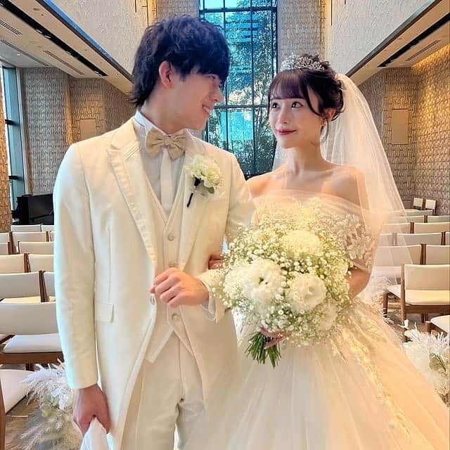 プレ花嫁の結婚式準備サイト farny 【ファーニー】さんのインスタグラム写真 - (プレ花嫁の結婚式準備サイト farny 【ファーニー】Instagram)「@farny_weddingをフォローして #プラコレ #美花嫁図鑑 を付けて投稿してください⡱ . ‥‥‥‥‥‥‥‥‥‥‥‥‥‥ Today's wedding photo from... @_wedding_1.29 さん⚐* . お二人の挙式風景が可愛すぎる🤍  フェミニンな印象のウェデングドレスも 艶感が上品なブルードレスもどちらもお似合いです🫧  かすみ草のブーケもふんわり可愛らしいです✨ . ‥‥‥‥‥‥‥‥‥‥‥‥‥‥ . \\花嫁ライター募集中// @farny_wedding のDMに ”farny花嫁ライター希望”とお送りください✈︎✉︎ . \\花嫁アプリ // プロのアドバイザーに結婚式の相談を何度でも ウェディングドレスの記事や、 自分のウェディングレポを残せちゃう♡”  . >>>TOPのURLからcheck ⋈ @placole_dressy >>>結婚のご相談は プラコレウェディングアドバイザーへ♡ @wedding_adviser >>>ウェディングレポを残したいなら、 farny by プラコレをcheck ✎ @farny_wedding >>>ウェディングアイデア＆DIYは ドレシーアイデアcheck ❁ @dressy_idea >>>素敵なドレスに出会いたい花嫁さま♡ @dressyonline_をcheck >>>お洒落で可愛いパパママ婚やフォトは @dressy.baby をcheck ∴ >>>鎌倉にOPEN”お花とドレスと紅茶のカフェ” @dressyroom_teaをcheck𓌉𓇋 . ‥‥‥‥‥‥‥‥‥‥‥‥‥‥ #プレ花嫁 #卒花嫁 #結婚準備 #結婚式 #結婚式場 #当日レポ #撮影指示書 #weddingtbt #weddingdress #ウェディングドレス #ウェディングフォト #ブライダルフェア #farnyレポ #美花嫁図鑑 #2023秋婚 #2023冬婚 #2023春婚 #2023夏婚 #mydress #大人可愛い #花嫁コーディネート #ブルードレス　#かすみ草ブーケ」6月3日 16時37分 - farny_wedding