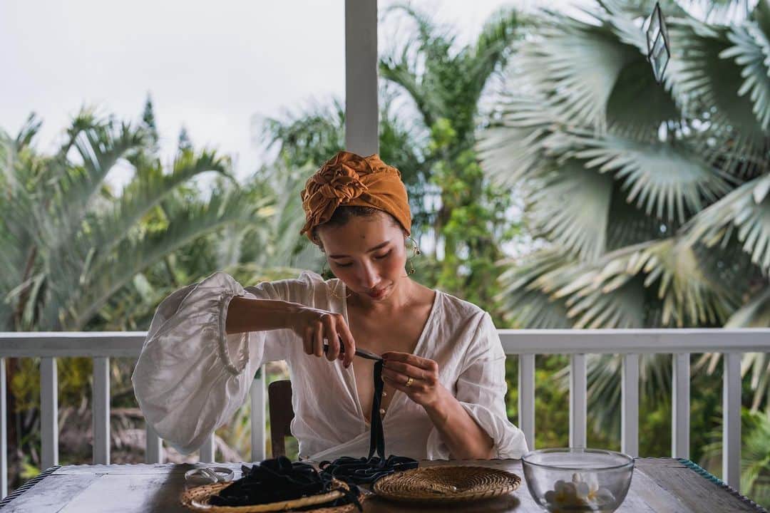 MICA   rippmonsterのインスタグラム：「久しぶりのBig island KONA  私の人生の中でとても大切な場所です。  そして私たち夫婦のはじまりの場所。  「2人揃っての久しぶりの海外は、KONAに行きたいね」 がこの四年間口癖でした。  今回念願叶って2人揃って、4年ぶりに戻ることが出来ました。 2人でKONAにご挨拶。  ありがとう  今回は短い期間の滞在でしたが やりたいことを存分に、 心から楽しみながらする事が出来ました。  主人に感謝です  そして何より 今回きっかけをくれた 友人2人へ…心から感謝いっぱいです。  ありがとう。  そして、 やっぱり私はものづくりが好き。  海外出張には、必ず何か製作したいものを持っていきます。  製作をする理由は  いつもの自分を取り戻すことができるから。　  落ち着く事ができるから。  そして何より、 自分を信頼し自分を信じてあげられるから😌  海外はいつもと違う事ばかり。 言葉が通じなかったり、 不安も沢山。 その中で大きな買い付けをすることは、とてもドキドキするし、時には自分の選択が 不安になり、自分を取り乱すことも。  そんな時は決まって 普段と変わらない、自分を、1番理解してあげられるアクセサリー製作に向き合います。  ちょっとの時間でもいいので、とにかく触れます。  触れている間は、落ち着きを取り戻し、スタッフのことや 家族と過ごした時間を振り返る時間でもあります。  たまに反省したり、 感謝したり…  今回のハワイ島でも アクセサリーに触れ そして、パーツにたくさんのパワーを込めて…✴︎  大切に少しだけ🤏製作をしてきました。  完成は帰国してからとなりますが、  人気のドロップチョーカーを少しだけ再販致します。  ストーリーズヘ詳細はupします。」