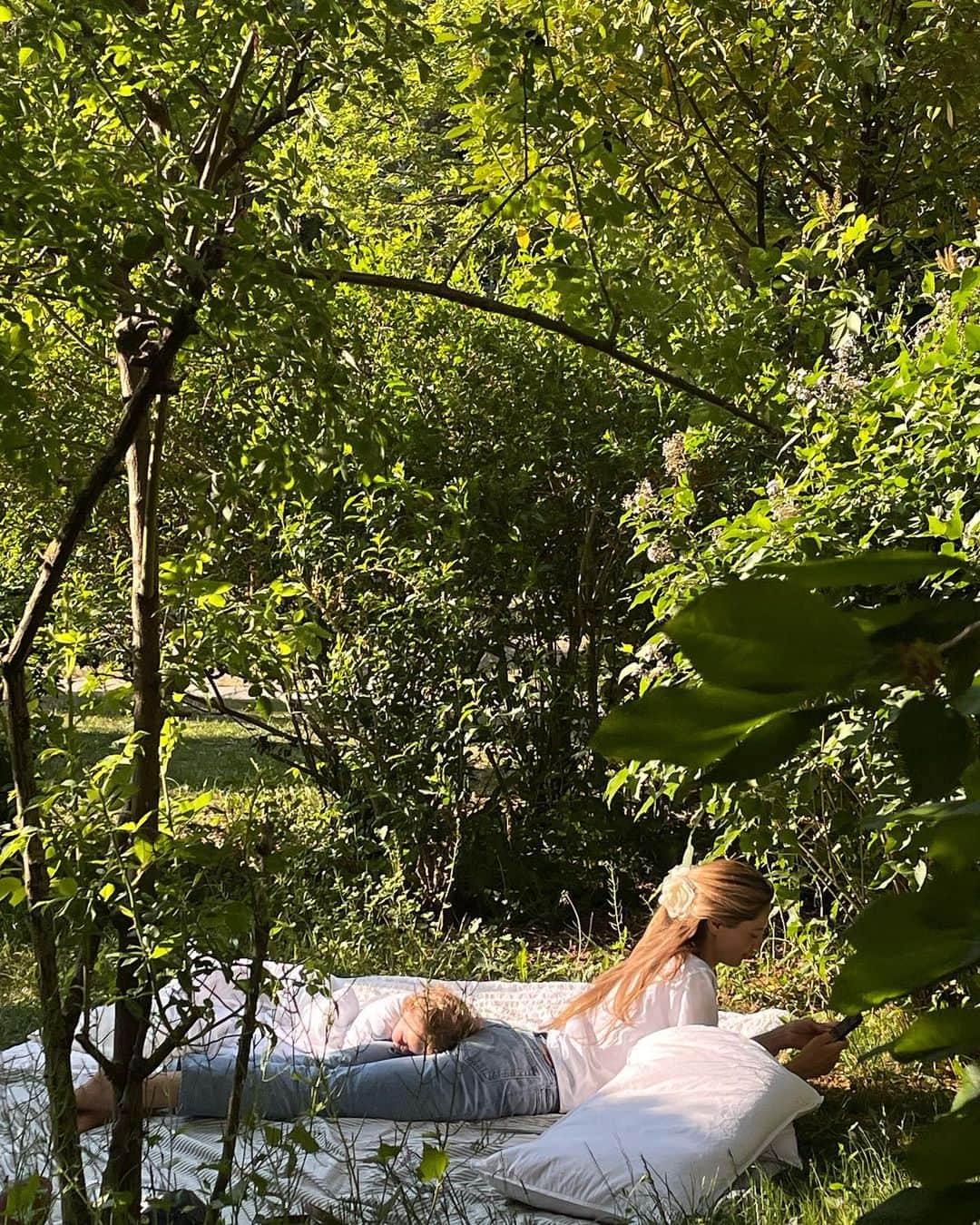 Mathilde Goehlerのインスタグラム：「Best nap 🐛」