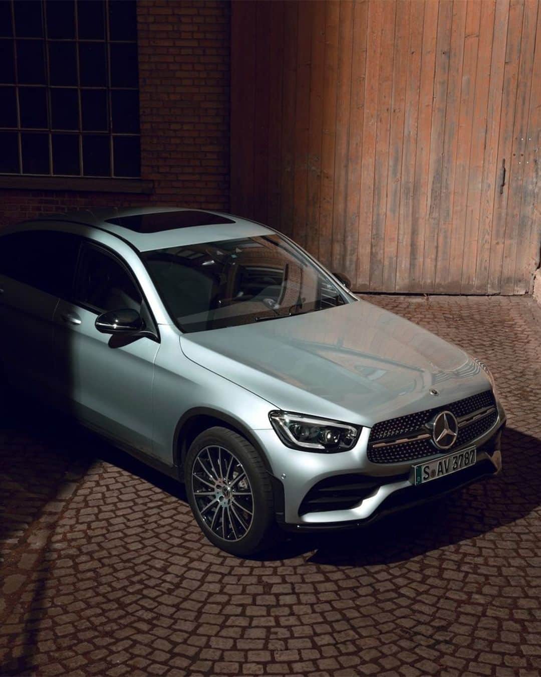 Mercedes-Benz Thailandのインスタグラム：「เพียง 1 วินาที เรามั่นใจว่าคุณจะต้องตกหลุมรักให้กับความโดดเด่นของ Mercedes-Benz GLC Coupé ด้วยการออกแบบกระจังหน้าแบบ diamond radiator grille และตกแต่งภายนอกแบบ AMG bodystyling รอบคัน มาพร้อมดีไซน์ภายในที่ให้คุณได้ครอบครองพื้นที่แห่งความสะดวกสบายด้วยเบาะนั่งทรงสปอร์ตหุ้มหนัง ARTICO และขับขี่ได้ง่ายมากขึ้นด้วยเทคโนโลยีอัจฉริยะระบบปฏิบัติการมัลติมีเดียแบบ MBUX ที่ควบคุมได้เพียงปลายนิ้วสัมผัส  *อุปกรณ์บางส่วนในภาพอาจแตกต่างจากที่จำหน่ายจริง โปรดตรวจสอบรายการอุปกรณ์ของรถยนต์แต่ละรุ่นที่ผู้จำหน่ายฯ อย่างเป็นทางการทั่วประเทศ​​  📷calvinleanderphoto (IG) for #MBcreator  #GLC #Coupé #MercedesBenz #MercedesBenzThailand」